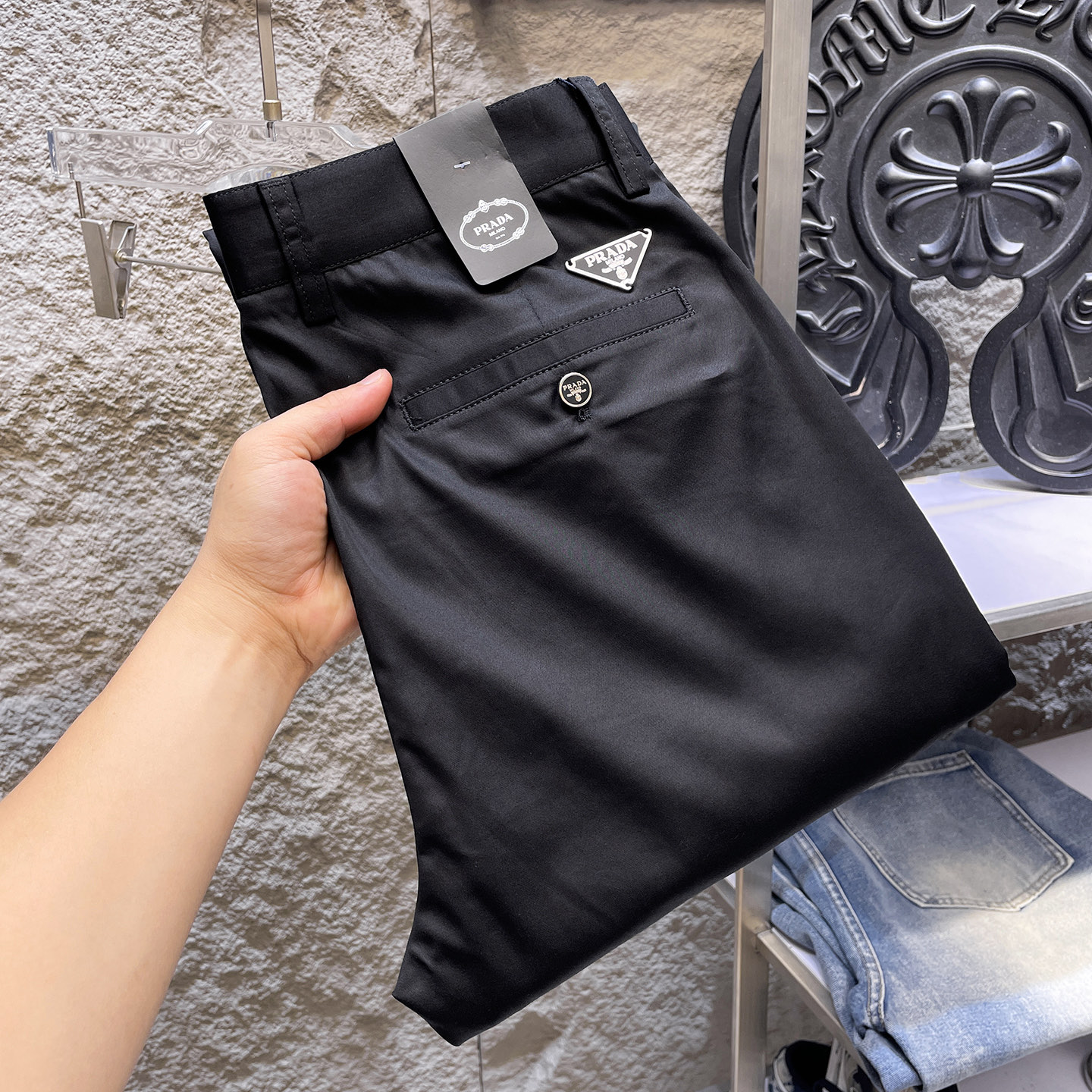 NO:877124,PRADA Casual pants, trousers, new style, four seasons, special fabric for advanced custom trousers, customized original hardware, heavy craftsmanship, fine turning and routing, customized fabric, soft and comfortable, significant texture, exquisite accessories, great upper body effect, complete with three standards, standard size 29-40 (shipped next day),, prada, prada,19860909PRADA普拉达 休闲裤 西裤 新款 四季款 高级定制裤子专用面料 定制原版五金 重工工艺打造 车工走线精细 定制面料 柔软舒适 质感显著 辅料精美 上身效果超赞 三标齐全 标准尺码29-40（隔天出货）,,prada,prada,,Men's clothing