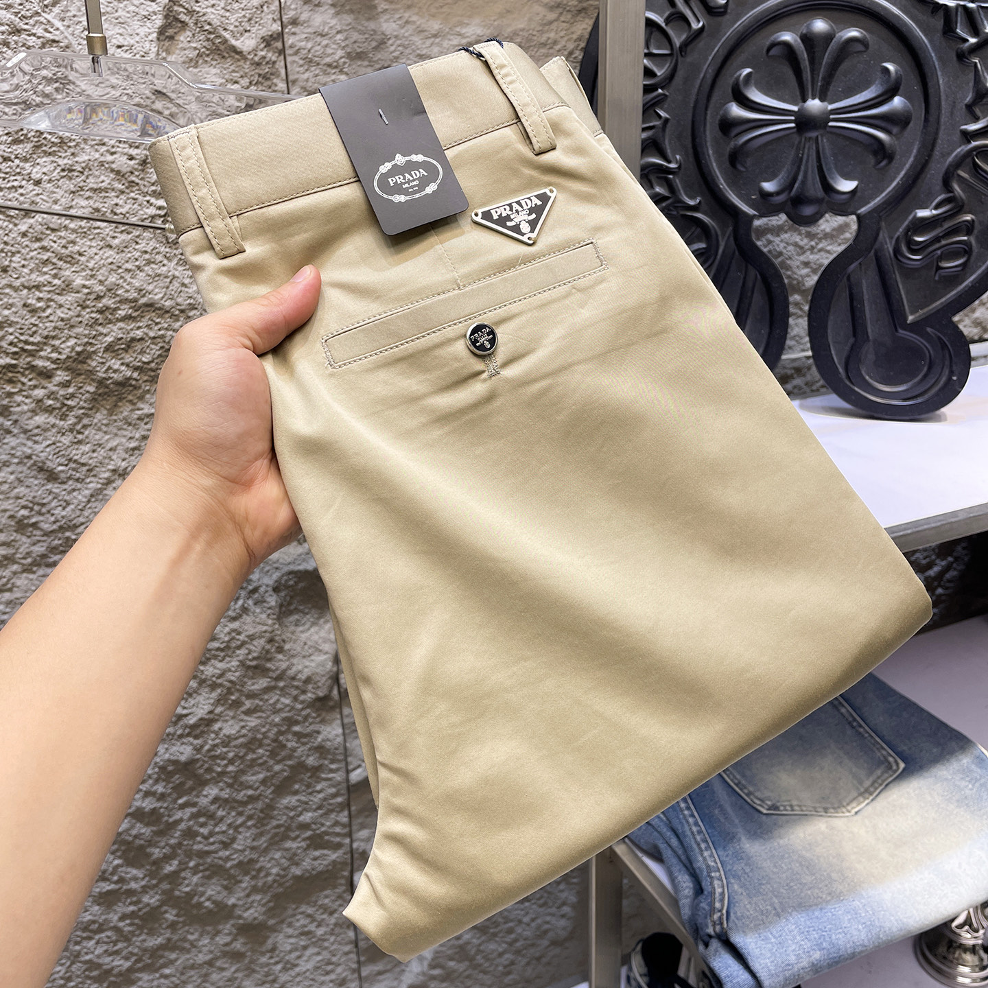NO:914071,PRADA Casual pants, trousers, new style, four seasons, special fabric for advanced custom trousers, customized original hardware, heavy craftsmanship, fine turning and routing, customized fabric, soft and comfortable, significant texture, exquisite accessories, great upper body effect, complete with three standards, standard size 29-40 (shipped next day),, prada, prada,19860909PRADA普拉达 休闲裤 西裤 新款 四季款 高级定制裤子专用面料 定制原版五金 重工工艺打造 车工走线精细 定制面料 柔软舒适 质感显著 辅料精美 上身效果超赞 三标齐全 标准尺码29-40（隔天出货）,,prada,prada,,Men's clothing
