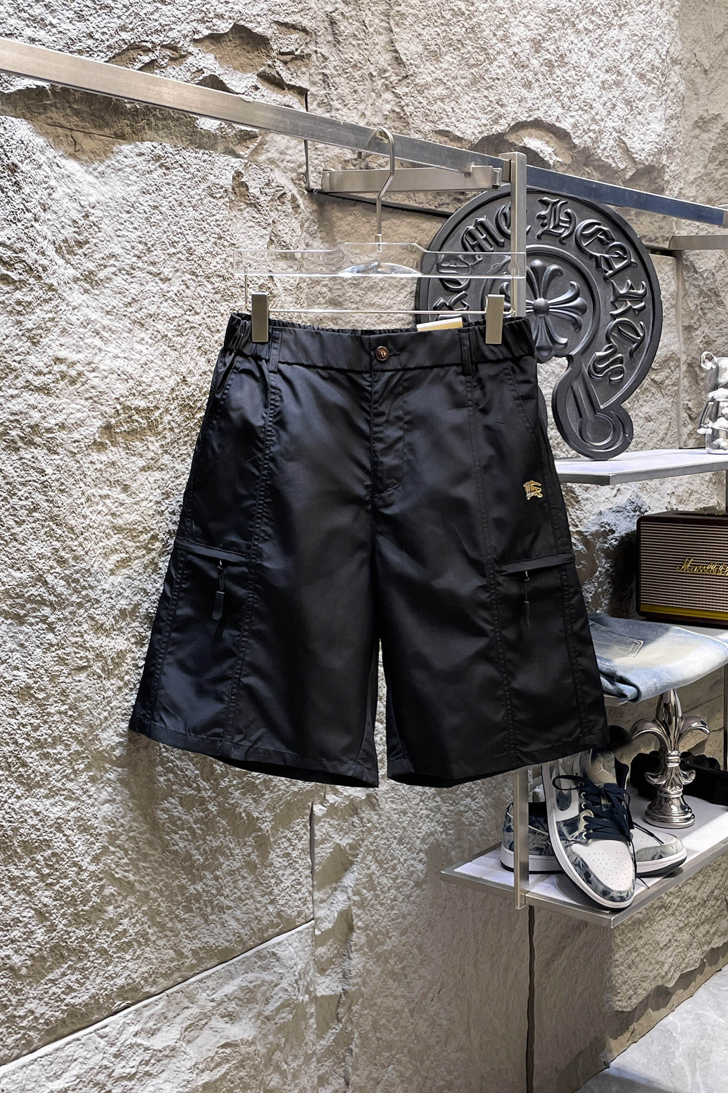 NO:865427,BURBERRY Burberry 26ss new summer men's casual work shorts, American retro [complete with three standards] advanced customized summer-specific technology quick-drying breathable fabric, high breathability and comfort, impeccable details, customized development of accessories, what you see is what you get, reflecting high quality. It feels delicate and soft!  Three-dimensional cutting, simple and fashionable, and the upper body shape is awesome!  Size M-4XL (shipped next day),,burberry,burberry,shorts,19860909BURBERRY巴宝莉 26ss夏季新款男士休闲工装短裤 美式复古【三标齐全】高级定制夏季专用科技速干透气面料 透气舒适度高,细节无可挑剔,辅料定制开发,所见即所得,体现高品质.手感细腻柔软！立体裁剪,简单时尚,上身版型超赞！码数M-4XL（隔天出货）,,burberry,burberry,shorts,,Men's clothing