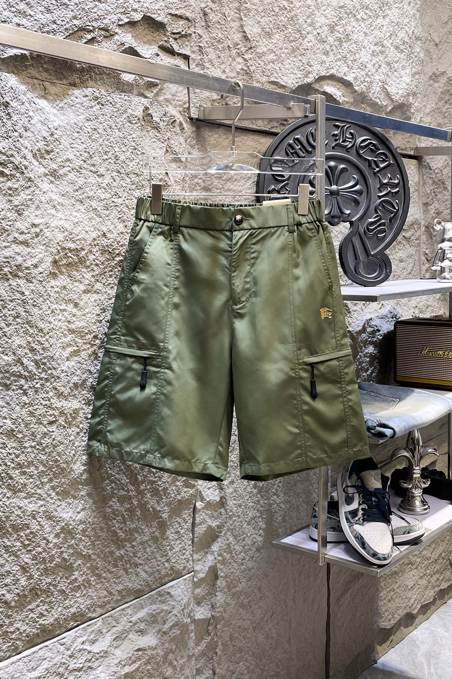 NO:871614,BURBERRY Burberry 26ss new summer men's casual work shorts, American retro [complete with three standards] advanced customized summer-specific technology quick-drying breathable fabric, high breathability and comfort, impeccable details, customized development of accessories, what you see is what you get, reflecting high quality. It feels delicate and soft!  Three-dimensional cutting, simple and fashionable, and the upper body shape is awesome!  Size M-4XL (shipped next day),,burberry,burberry,shorts,19860909BURBERRY巴宝莉 26ss夏季新款男士休闲工装短裤 美式复古【三标齐全】高级定制夏季专用科技速干透气面料 透气舒适度高,细节无可挑剔,辅料定制开发,所见即所得,体现高品质.手感细腻柔软！立体裁剪,简单时尚,上身版型超赞！码数M-4XL（隔天出货）,,burberry,burberry,shorts,,Men's clothing
