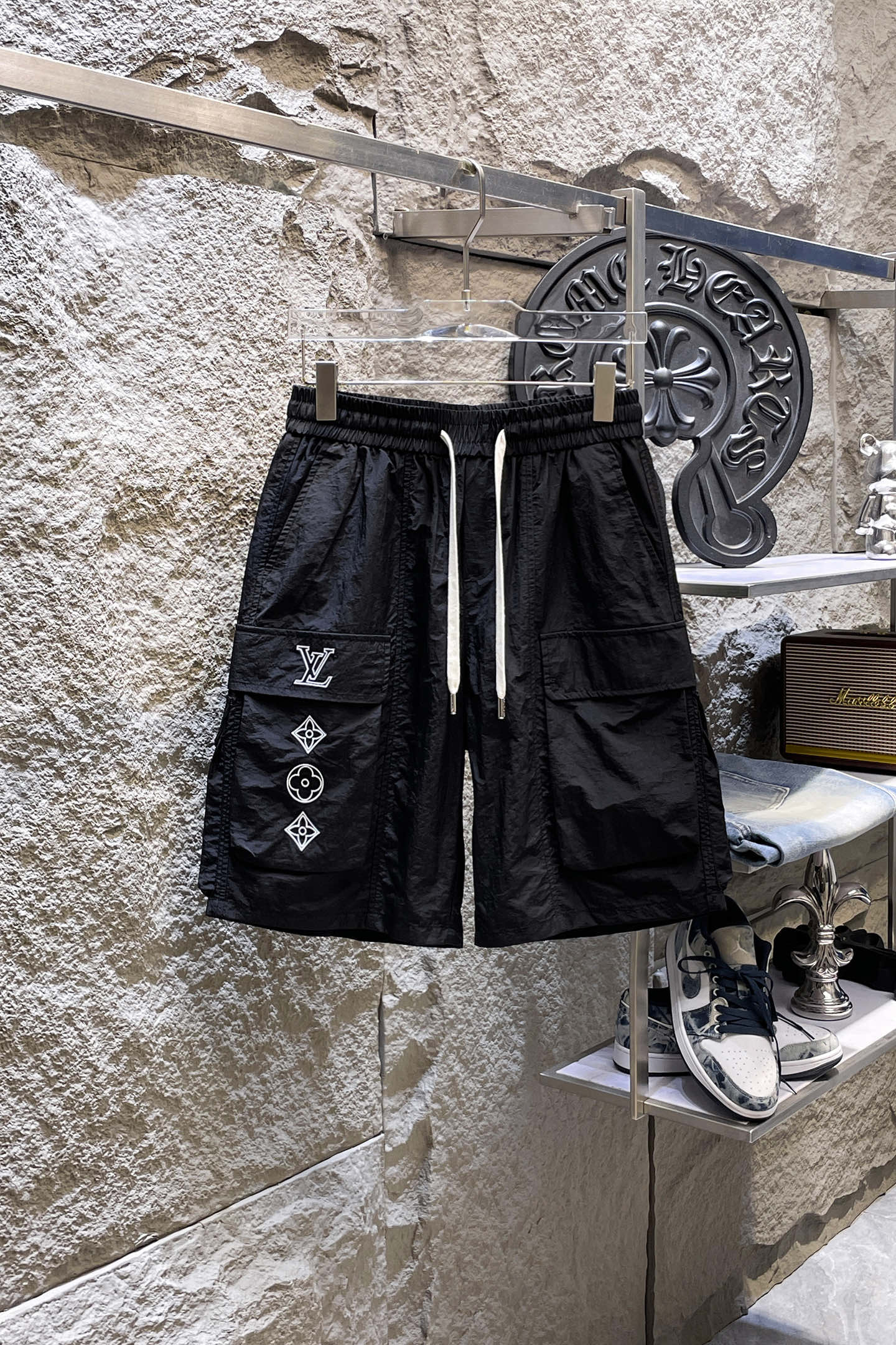 NO:865413,LV Louis Vuitton 26ss new summer men's casual work shorts, American retro [complete with three standards] advanced customized summer-specific technical quick-drying breathable fabric, high breathability and comfort, impeccable details, customized development of accessories, what you see is what you get, reflecting high quality. It feels delicate and soft!  Three-dimensional cutting, simple and fashionable, and the upper body shape is awesome!  Size M-4XL (next day shipping),,louis vuitton,louis vuitton,shorts,19860909LV路易威登 26ss夏季新款男士休闲工装短裤 美式复古【三标齐全】高级定制夏季专用科技速干透气面料 透气舒适度高,细节无可挑剔,辅料定制开发,所见即所得,体现高品质.手感细腻柔软！立体裁剪,简单时尚,上身版型超赞！码数M-4XL（隔天出货）,,louis vuitton,louis vuitton,shorts,,Men's clothing