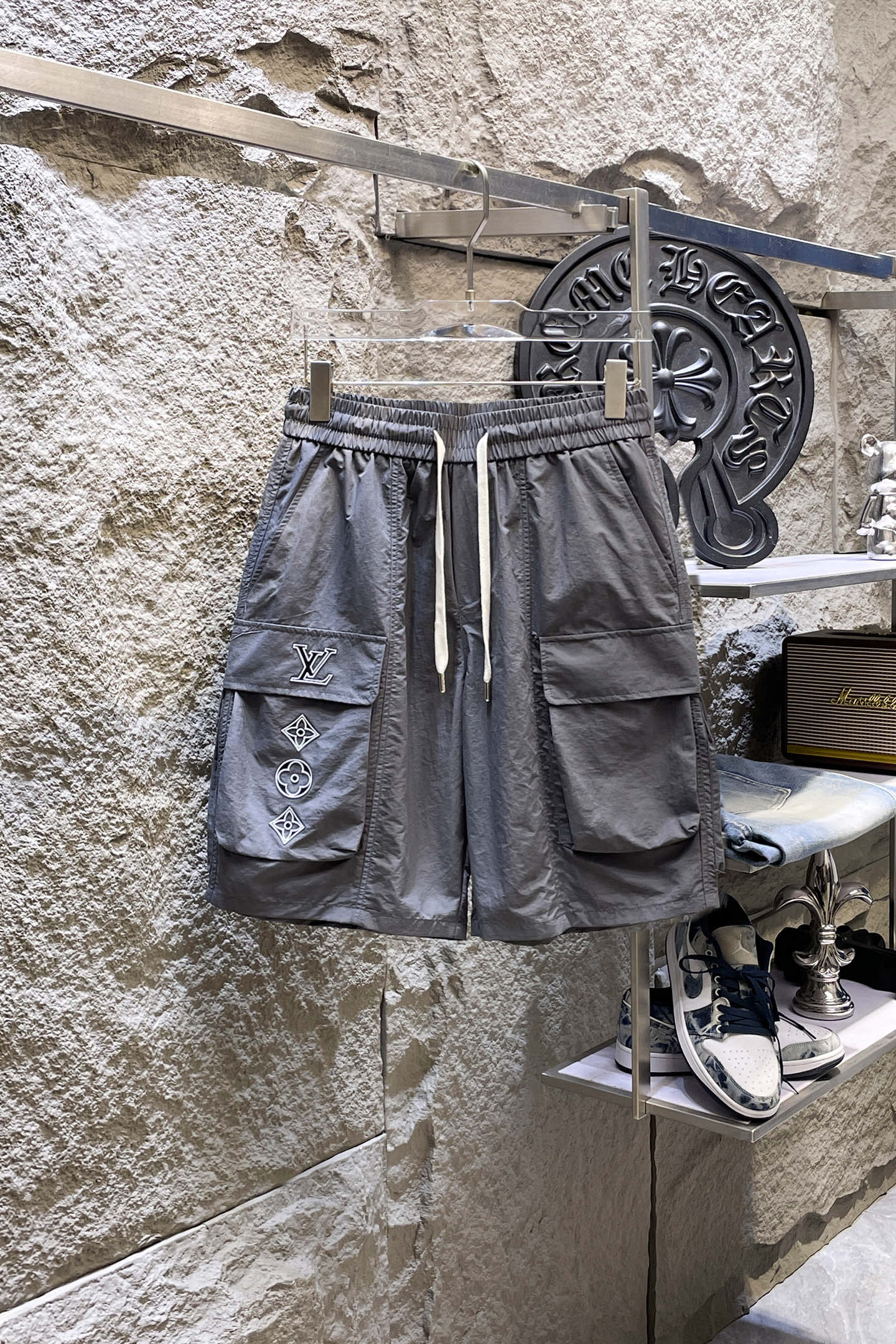 NO:913320,,, LV Louis Vuitton 26ss summer new men's casual work shorts, American retro [three standards complete] advanced customized summer-specific technical quick-drying breathable fabric, high breathability and comfort, impeccable details, customized development of accessories, what you see is what you get, reflecting high quality. It feels delicate and soft!  Three-dimensional cutting, simple and fashionable, and the upper body shape is awesome!  Size M-4XL (next day shipping),,louis vuitton,louis vuitton,shorts,19860909,,LV路易威登 26ss夏季新款男士休闲工装短裤 美式复古【三标齐全】高级定制夏季专用科技速干透气面料 透气舒适度高,细节无可挑剔,辅料定制开发,所见即所得,体现高品质.手感细腻柔软！立体裁剪,简单时尚,上身版型超赞！码数M-4XL（隔天出货）,,louis vuitton,louis vuitton,shorts,,Men's clothing