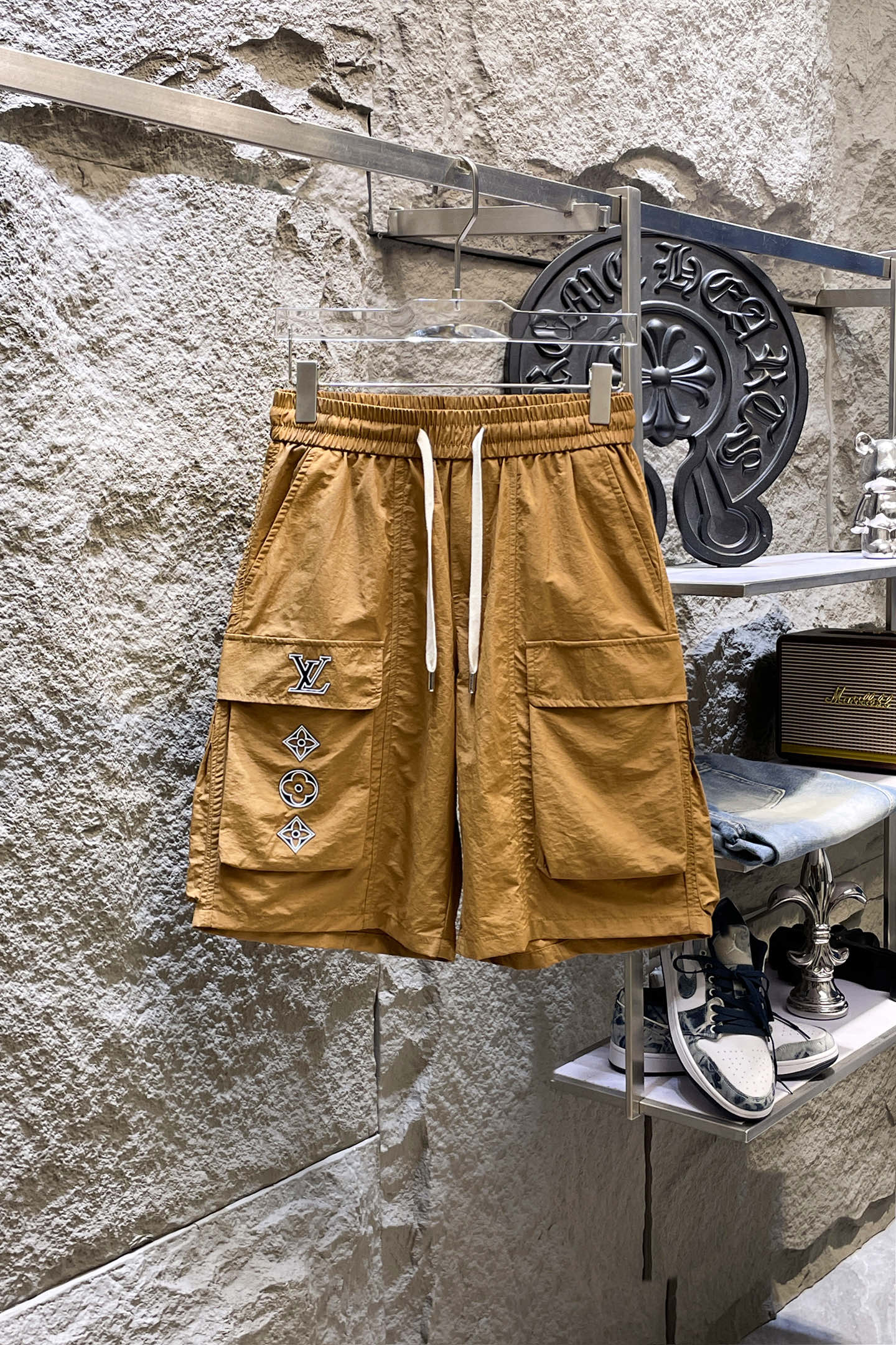 NO:871622,LV Louis Vuitton 26ss new summer men's casual work shorts, American retro [complete with three standards] advanced customized summer-specific technical quick-drying breathable fabric, high breathability and comfort, impeccable details, customized development of accessories, what you see is what you get, reflecting high quality. It feels delicate and soft!  Three-dimensional cutting, simple and fashionable, and the upper body shape is awesome!  Size M-4XL (next day shipping),,louis vuitton,louis vuitton,shorts,19860909LV路易威登 26ss夏季新款男士休闲工装短裤 美式复古【三标齐全】高级定制夏季专用科技速干透气面料 透气舒适度高,细节无可挑剔,辅料定制开发,所见即所得,体现高品质.手感细腻柔软！立体裁剪,简单时尚,上身版型超赞！码数M-4XL（隔天出货）,,louis vuitton,louis vuitton,shorts,,Men's clothing