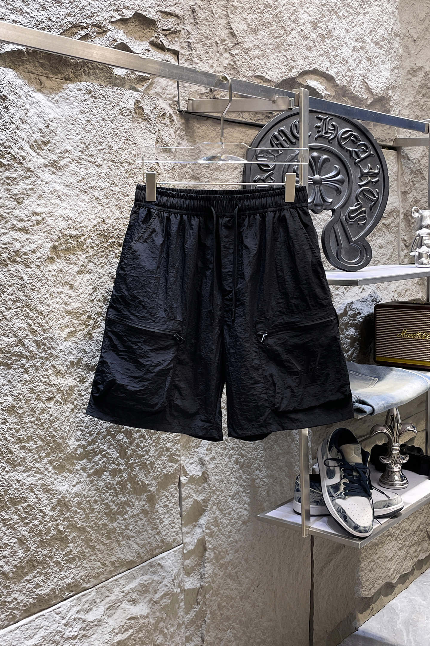 NO:914044,LV Louis Vuitton 26ss new summer men's casual work shorts, American retro [complete with three standards] advanced customized summer-specific technical quick-drying breathable fabric, high breathability and comfort, impeccable details, customized development of accessories, what you see is what you get, reflecting high quality. It feels delicate and soft!  Three-dimensional cutting, simple and fashionable, and the upper body shape is awesome!  Size M-4XL (next day shipping),,louis vuitton,louis vuitton,shorts,19860909LV路易威登 26ss夏季新款男士休闲工装短裤 美式复古【三标齐全】高级定制夏季专用科技速干透气面料 透气舒适度高,细节无可挑剔,辅料定制开发,所见即所得,体现高品质.手感细腻柔软！立体裁剪,简单时尚,上身版型超赞！码数M-4XL（隔天出货）,,louis vuitton,louis vuitton,shorts,,Men's clothing