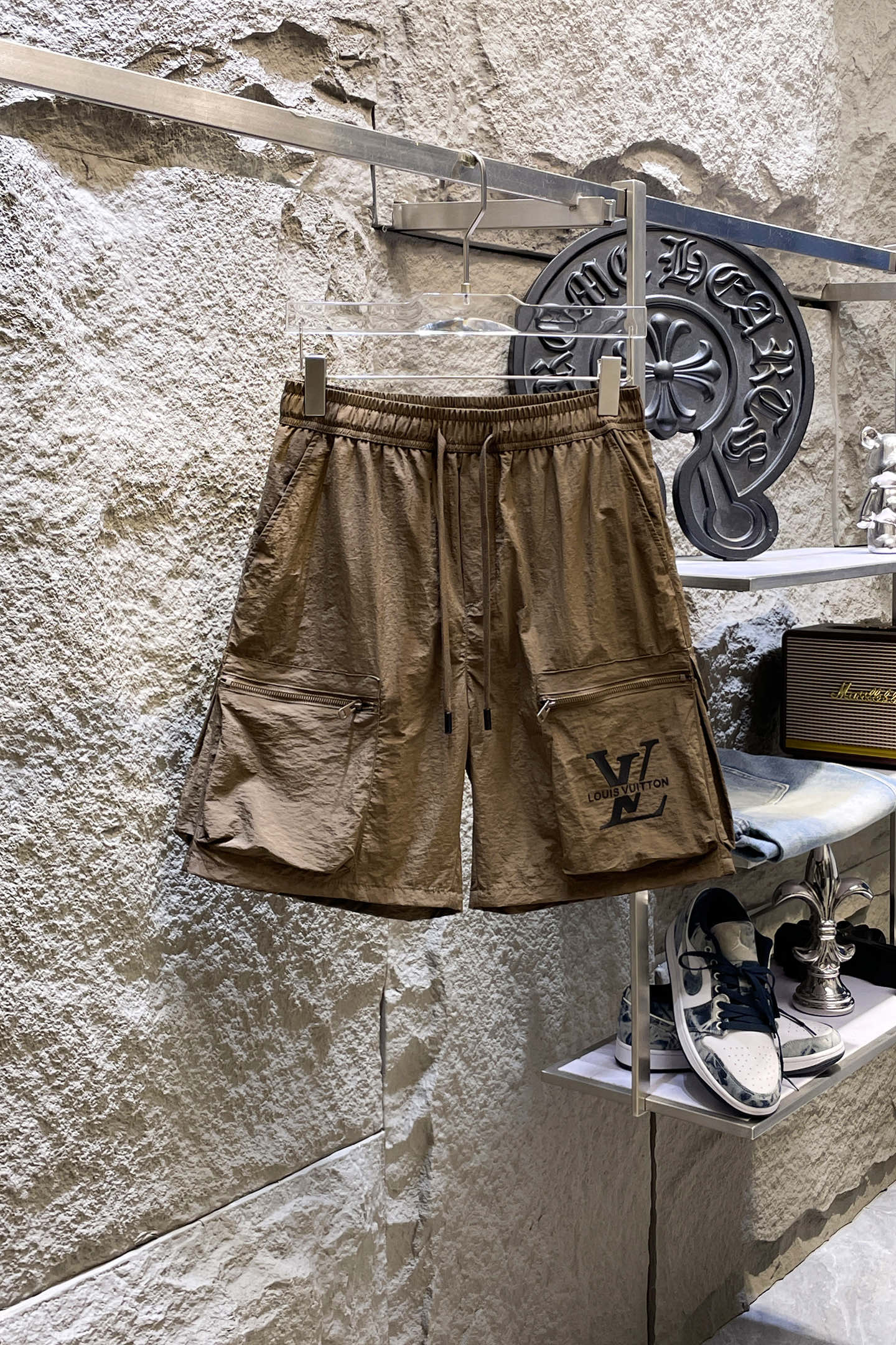 NO:871642,LV Louis Vuitton 26ss new summer men's casual work shorts, American retro [complete with three standards] advanced customized summer-specific technical quick-drying breathable fabric, high breathability and comfort, impeccable details, customized development of accessories, what you see is what you get, reflecting high quality. It feels delicate and soft!  Three-dimensional cutting, simple and fashionable, and the upper body shape is awesome!  Size M-4XL (next day shipping),,louis vuitton,louis vuitton,shorts,19860909LV路易威登 26ss夏季新款男士休闲工装短裤 美式复古【三标齐全】高级定制夏季专用科技速干透气面料 透气舒适度高,细节无可挑剔,辅料定制开发,所见即所得,体现高品质.手感细腻柔软！立体裁剪,简单时尚,上身版型超赞！码数M-4XL（隔天出货）,,louis vuitton,louis vuitton,shorts,,Men's clothing