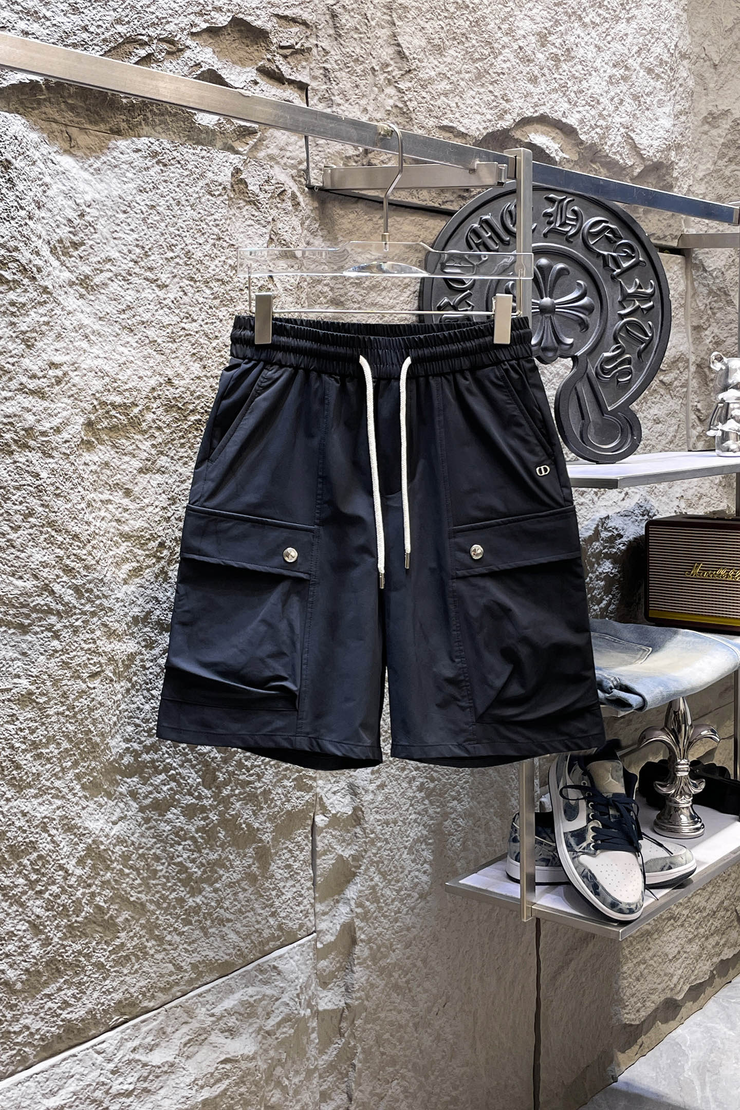 NO:914042,DIOR Dior 26ss new summer men's casual work shorts, American retro [complete with three standards] advanced customized summer-specific technical quick-drying breathable fabric, high breathability and comfort, impeccable details, customized development of accessories, what you see is what you get, reflecting high quality. It feels delicate and soft!  Three-dimensional cutting, simple and fashionable, and the upper body shape is awesome!  Size M-4XL (shipped next day),,dior,dior,shorts,19860909DIOR迪奥 26ss夏季新款男士休闲工装短裤 美式复古【三标齐全】高级定制夏季专用科技速干透气面料 透气舒适度高,细节无可挑剔,辅料定制开发,所见即所得,体现高品质.手感细腻柔软！立体裁剪,简单时尚,上身版型超赞！码数M-4XL（隔天出货）,,dior,dior,shorts,,Men's clothing