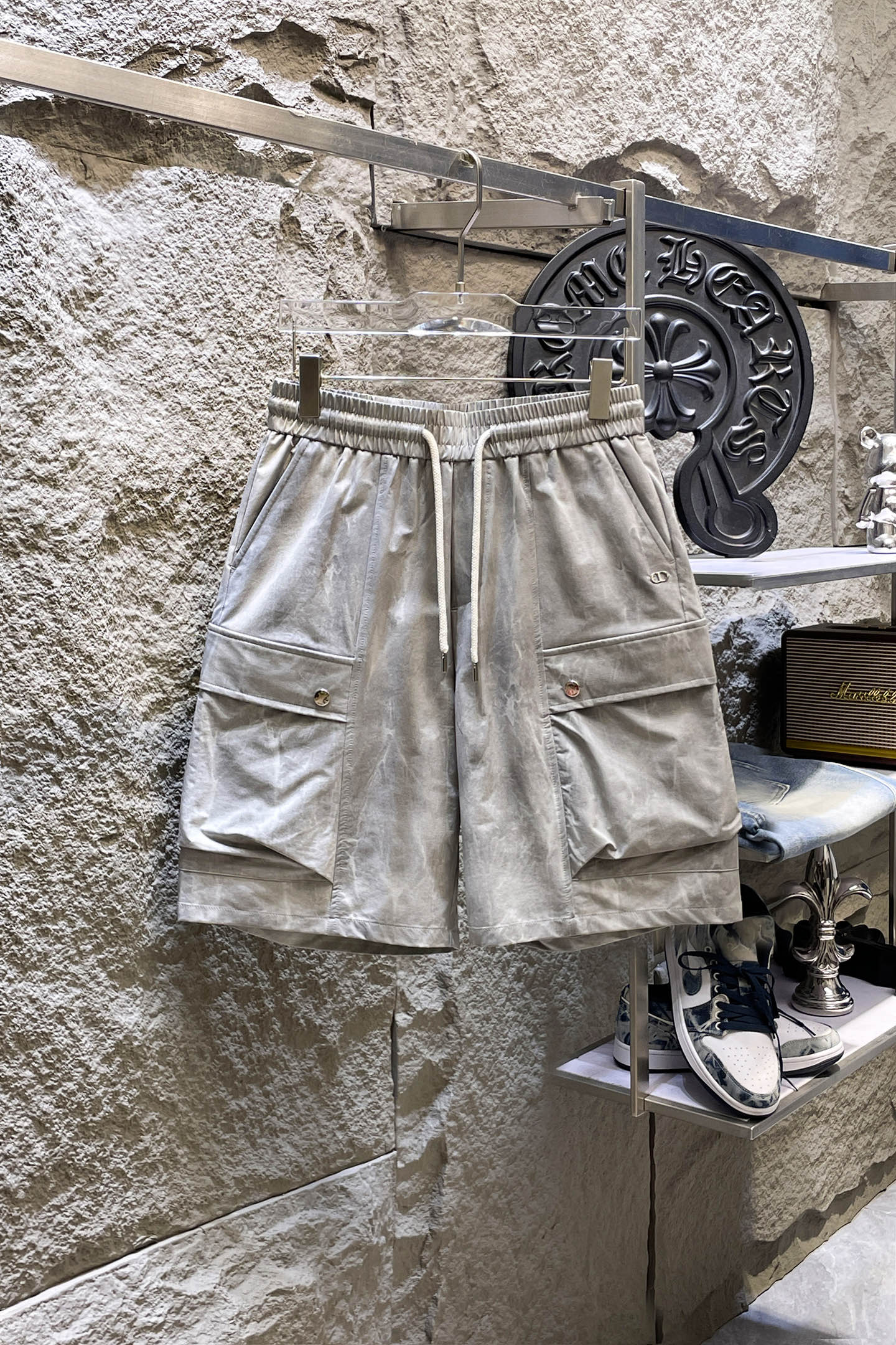 NO:871651,DIOR Dior 26ss new summer men's casual work shorts, American retro [complete with three standards] advanced customized summer-specific technical quick-drying breathable fabric, high breathability and comfort, impeccable details, customized development of accessories, what you see is what you get, reflecting high quality. It feels delicate and soft!  Three-dimensional cutting, simple and fashionable, and the upper body shape is awesome!  Size M-4XL (shipped next day),,dior,dior,shorts,19860909DIOR迪奥 26ss夏季新款男士休闲工装短裤 美式复古【三标齐全】高级定制夏季专用科技速干透气面料 透气舒适度高,细节无可挑剔,辅料定制开发,所见即所得,体现高品质.手感细腻柔软！立体裁剪,简单时尚,上身版型超赞！码数M-4XL（隔天出货）,,dior,dior,shorts,,Men's clothing