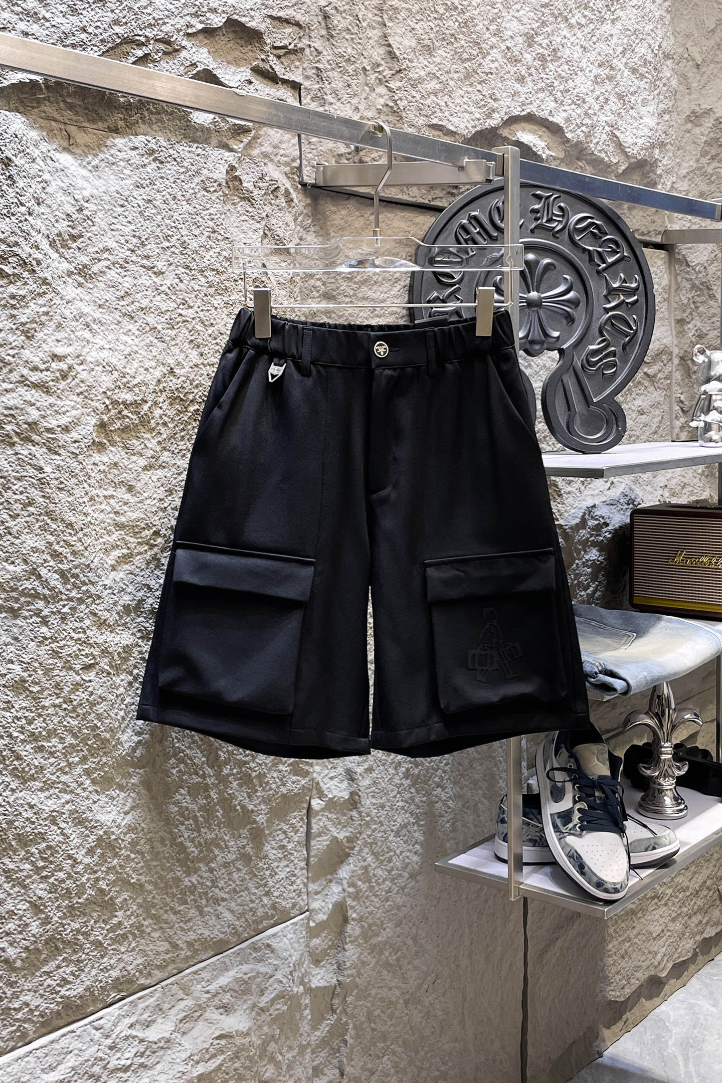 NO:914040,PRADA 26ss new summer men's casual work shorts, American retro [complete with three standards] advanced customized summer special technology quick-drying breathable fabric, high breathability and comfort, impeccable details, customized development of accessories, what you see is what you get, reflecting high quality. It feels delicate and soft!  Three-dimensional cutting, simple and fashionable, and the upper body shape is awesome!  Size M-3XL (shipped next day),, prada, prada, shorts,19860909PRADA普拉达 26ss夏季新款男士休闲工装短裤 美式复古【三标齐全】高级定制夏季专用科技速干透气面料 透气舒适度高,细节无可挑剔,辅料定制开发,所见即所得,体现高品质.手感细腻柔软！立体裁剪,简单时尚,上身版型超赞！码数M-3XL（隔天出货）,,prada,prada,shorts,,Men's clothing