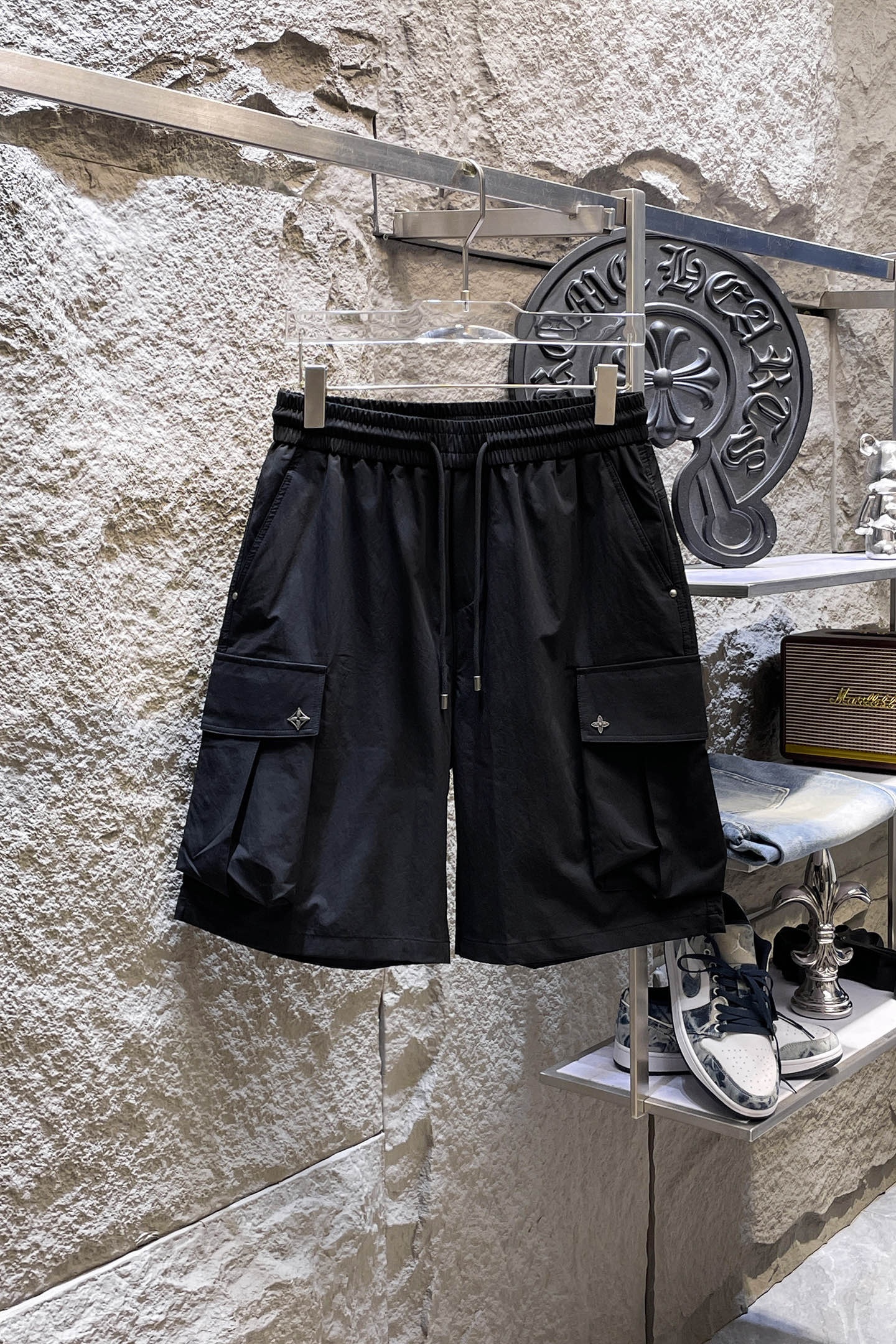 NO:914038,LV Louis Vuitton 26ss new summer men's casual work shorts, American retro [complete with three standards] advanced customized summer-specific technical quick-drying breathable fabric, high breathability and comfort, impeccable details, customized development of accessories, what you see is what you get, reflecting high quality. It feels delicate and soft!  Three-dimensional cutting, simple and fashionable, and the upper body shape is awesome!  Size 29-38, no 35 (next day shipping),,louis vuitton,louis vuitton,shorts,19860909LV路易威登 26ss夏季新款男士休闲工装短裤 美式复古【三标齐全】高级定制夏季专用科技速干透气面料 透气舒适度高,细节无可挑剔,辅料定制开发,所见即所得,体现高品质.手感细腻柔软！立体裁剪,简单时尚,上身版型超赞！码数29-38,无35（隔天出货）,,louis vuitton,louis vuitton,shorts,,Men's clothing