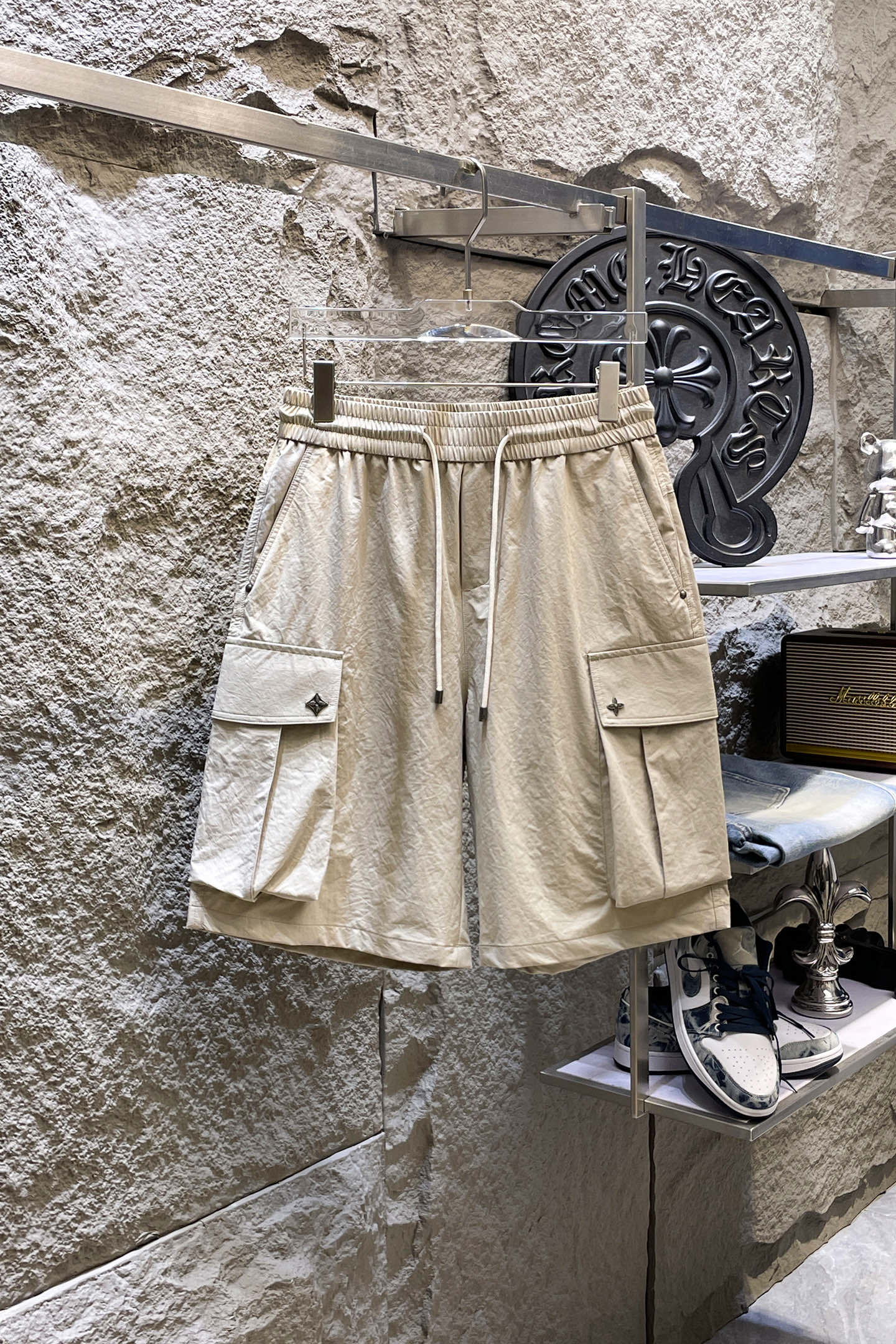 NO:914055,LV Louis Vuitton 26ss new summer men's casual work shorts, American retro [complete with three standards] advanced customized summer-specific technical quick-drying breathable fabric, high breathability and comfort, impeccable details, customized development of accessories, what you see is what you get, reflecting high quality. It feels delicate and soft!  Three-dimensional cutting, simple and fashionable, and the upper body shape is awesome!  Size 29-38, no 35 (next day shipping),,louis vuitton,louis vuitton,shorts,19860909LV路易威登 26ss夏季新款男士休闲工装短裤 美式复古【三标齐全】高级定制夏季专用科技速干透气面料 透气舒适度高,细节无可挑剔,辅料定制开发,所见即所得,体现高品质.手感细腻柔软！立体裁剪,简单时尚,上身版型超赞！码数29-38,无35（隔天出货）,,louis vuitton,louis vuitton,shorts,,Men's clothing
