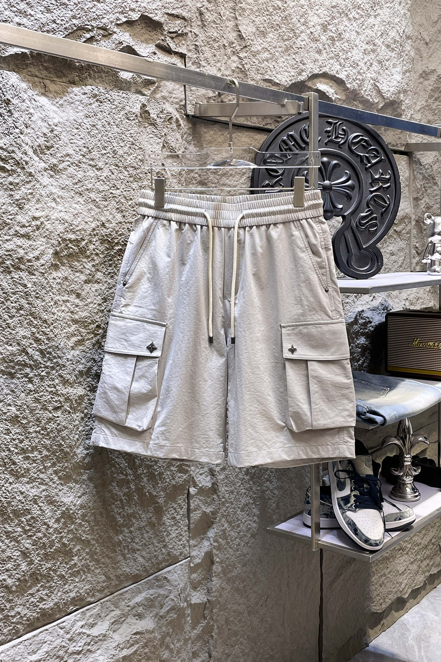 NO:871668,LV Louis Vuitton 26ss new summer men's casual work shorts, American retro [complete with three standards] advanced customized summer-specific technical quick-drying breathable fabric, high breathability and comfort, impeccable details, customized development of accessories, what you see is what you get, reflecting high quality. It feels delicate and soft!  Three-dimensional cutting, simple and fashionable, and the upper body shape is awesome!  Size 29-38, no 35 (next day shipping),,louis vuitton,louis vuitton,shorts,19860909LV路易威登 26ss夏季新款男士休闲工装短裤 美式复古【三标齐全】高级定制夏季专用科技速干透气面料 透气舒适度高,细节无可挑剔,辅料定制开发,所见即所得,体现高品质.手感细腻柔软！立体裁剪,简单时尚,上身版型超赞！码数29-38,无35（隔天出货）,,louis vuitton,louis vuitton,shorts,,Men's clothing