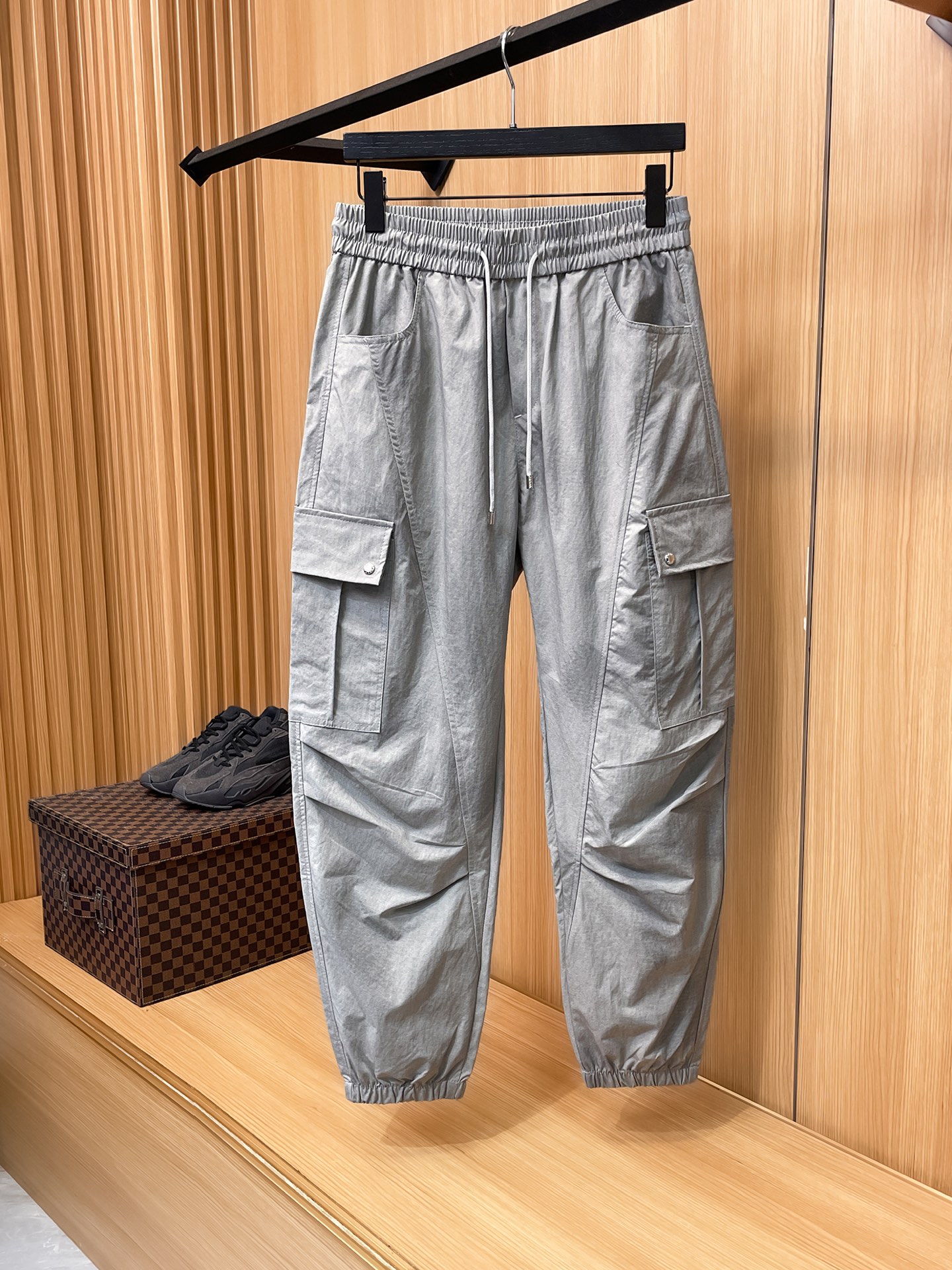 NO:914045,PRADA 26ss summer new men's casual workwear casual trousers, American retro [three standards complete] advanced customized summer-specific technical breathable fabric, high breathability and comfort, impeccable details, customized development of accessories, what you see is what you get, reflecting high quality. It feels delicate and soft!  Three-dimensional cutting, simple and fashionable, and the upper body shape is awesome!  Size 29-36, no 35 (shipped next day),, prada, prada,19860909PRADA普拉达 26ss夏季新款男士休闲工装休闲裤长裤 美式复古【三标齐全】高级定制夏季专用科技透气面料 透气舒适度高,细节无可挑剔,辅料定制开发,所见即所得,体现高品质.手感细腻柔软！立体裁剪,简单时尚,上身版型超赞！码数29-36,无35（隔天出货）,,prada,prada,,Men's clothing