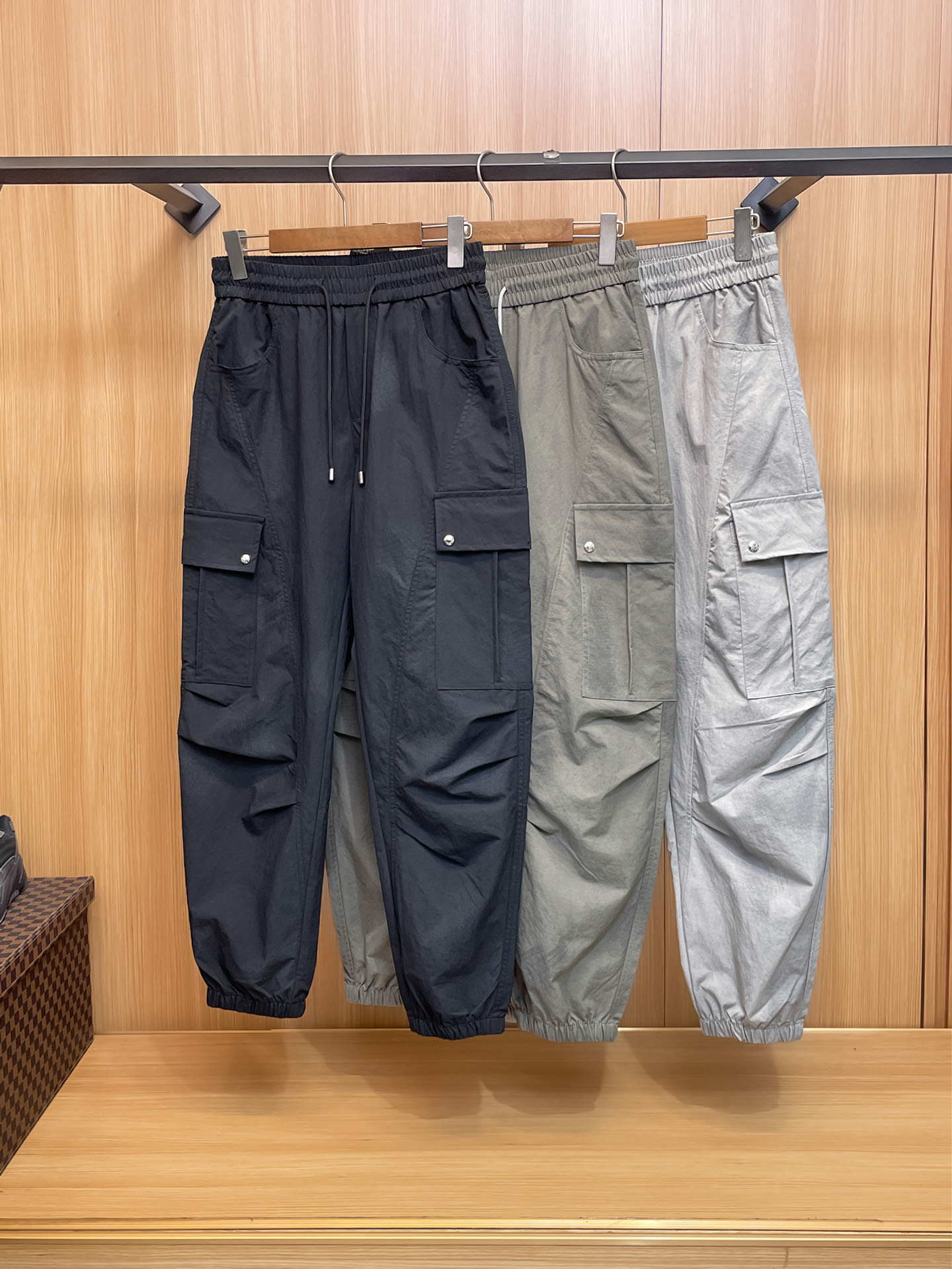 NO:871794,PRADA 26ss summer new men's casual workwear casual trousers, American retro [three standards complete] advanced customized summer-specific technical breathable fabric, high breathability and comfort, impeccable details, customized development of accessories, what you see is what you get, reflecting high quality. It feels delicate and soft!  Three-dimensional cutting, simple and fashionable, and the upper body shape is awesome!  Size 29-36, no 35 (shipped next day),, prada, prada,19860909PRADA普拉达 26ss夏季新款男士休闲工装休闲裤长裤 美式复古【三标齐全】高级定制夏季专用科技透气面料 透气舒适度高,细节无可挑剔,辅料定制开发,所见即所得,体现高品质.手感细腻柔软！立体裁剪,简单时尚,上身版型超赞！码数29-36,无35（隔天出货）,,prada,prada,,Men's clothing