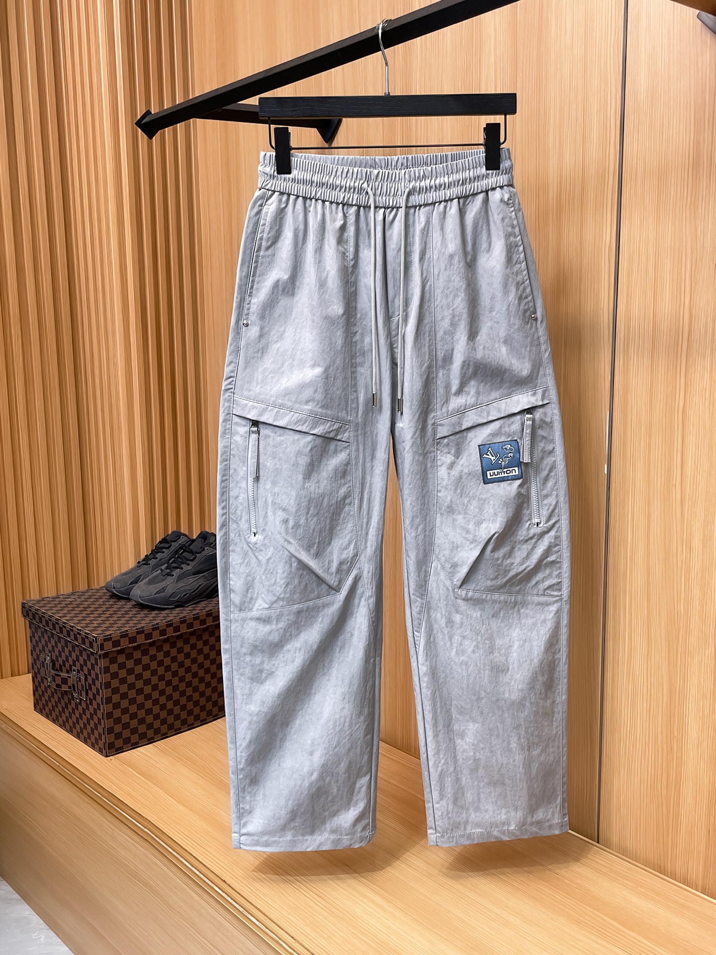 NO:877145,LV Louis Vuitton 26ss summer new men's casual workwear casual trousers, American retro [three standards complete] advanced custom summer-specific technical breathable fabric, high breathability and comfort, impeccable details, custom development of accessories, what you see is what you get, reflecting high quality. It feels delicate and soft!  Three-dimensional cutting, simple and fashionable, and the upper body shape is awesome!  Size M-4XL (shipped next day),,louis vuitton,louis vuitton,19860909LV路易威登 26ss夏季新款男士休闲工装休闲裤长裤 美式复古【三标齐全】高级定制夏季专用科技透气面料 透气舒适度高,细节无可挑剔,辅料定制开发,所见即所得,体现高品质.手感细腻柔软！立体裁剪,简单时尚,上身版型超赞！码数M-4XL（隔天出货）,,louis vuitton,louis vuitton,,Men's clothing