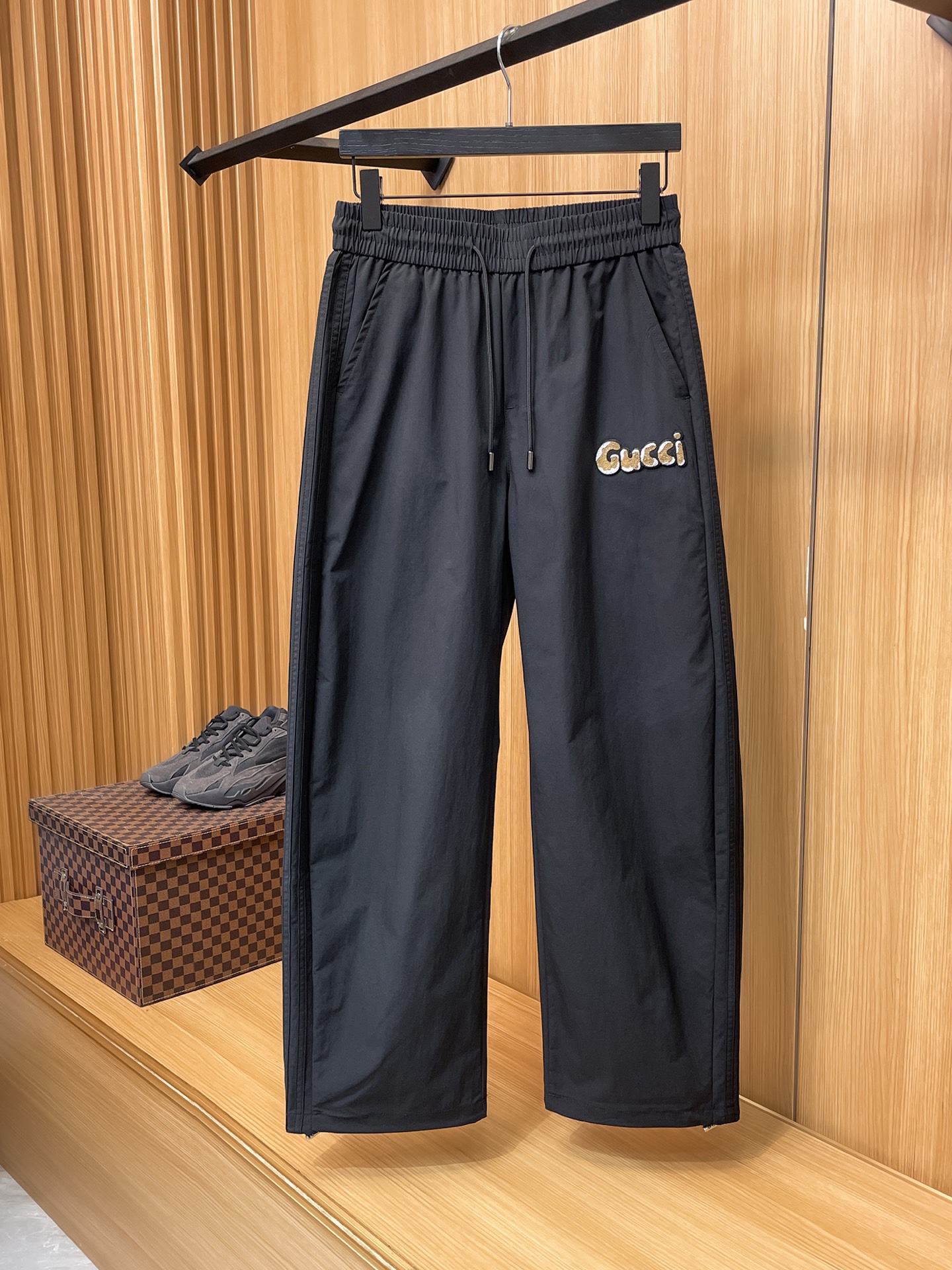 NO:877137,GUCCI Gucci 26ss new summer men's casual workwear casual trousers, American retro [three standards complete] advanced customized summer-specific technical breathable fabric, high breathability and comfort, impeccable details, customized development of accessories, what you see is what you get, reflecting high quality. It feels delicate and soft!  Three-dimensional cutting, simple and fashionable, and the upper body shape is awesome!  Size M-4XL (shipped next day),,gucci,19860909GUCCI古奇 26ss夏季新款男士休闲工装休闲裤长裤 美式复古【三标齐全】高级定制夏季专用科技透气面料 透气舒适度高,细节无可挑剔,辅料定制开发,所见即所得,体现高品质.手感细腻柔软！立体裁剪,简单时尚,上身版型超赞！码数M-4XL（隔天出货）,,gucci,,Men's clothing