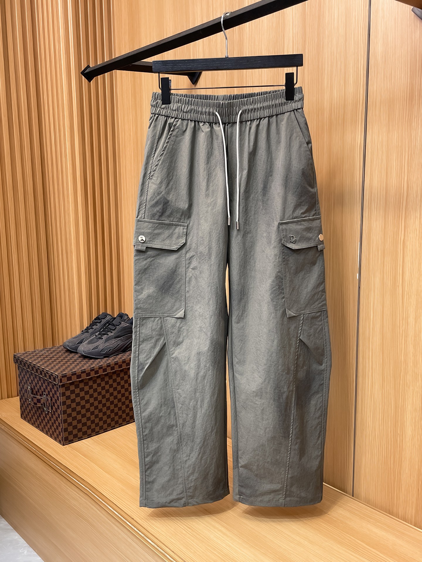 NO:877127,DIOR Dior 26ss summer new men's casual workwear casual trousers, American retro [three standards complete] advanced customized summer-specific technical breathable fabric, high breathability and comfort, impeccable details, customized development of accessories, what you see is what you get, reflecting high quality. It feels delicate and soft!  Three-dimensional cutting, simple and fashionable, and the upper body shape is awesome!  Size M-4XL (shipped next day),,dior,dior,19860909DIOR迪奥 26ss夏季新款男士休闲工装休闲裤长裤 美式复古【三标齐全】高级定制夏季专用科技透气面料 透气舒适度高,细节无可挑剔,辅料定制开发,所见即所得,体现高品质.手感细腻柔软！立体裁剪,简单时尚,上身版型超赞！码数M-4XL（隔天出货）,,dior,dior,,Men's clothing