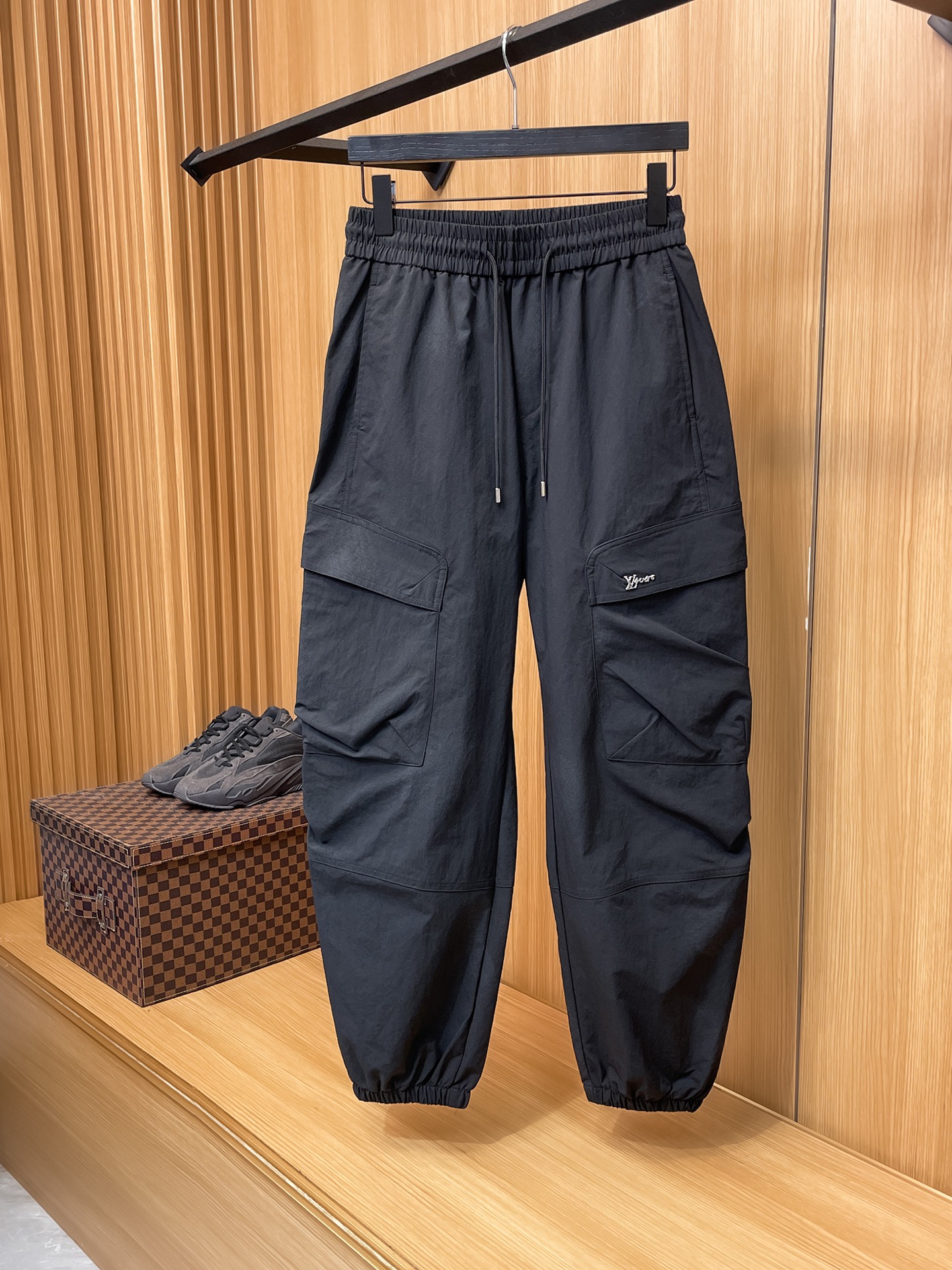 NO:914039,LV Louis Vuitton 26ss summer new men's casual workwear casual trousers, American retro [three standards complete] advanced custom summer-specific technical breathable fabric, high breathability and comfort, impeccable details, custom development of accessories, what you see is what you get, reflecting high quality. It feels delicate and soft!  Three-dimensional cutting, simple and fashionable, and the upper body shape is awesome!  Size M-4XL (shipped next day),,louis vuitton,louis vuitton,19860909LV路易威登 26ss夏季新款男士休闲工装休闲裤长裤 美式复古【三标齐全】高级定制夏季专用科技透气面料 透气舒适度高,细节无可挑剔,辅料定制开发,所见即所得,体现高品质.手感细腻柔软！立体裁剪,简单时尚,上身版型超赞！码数M-4XL（隔天出货）,,louis vuitton,louis vuitton,,Men's clothing
