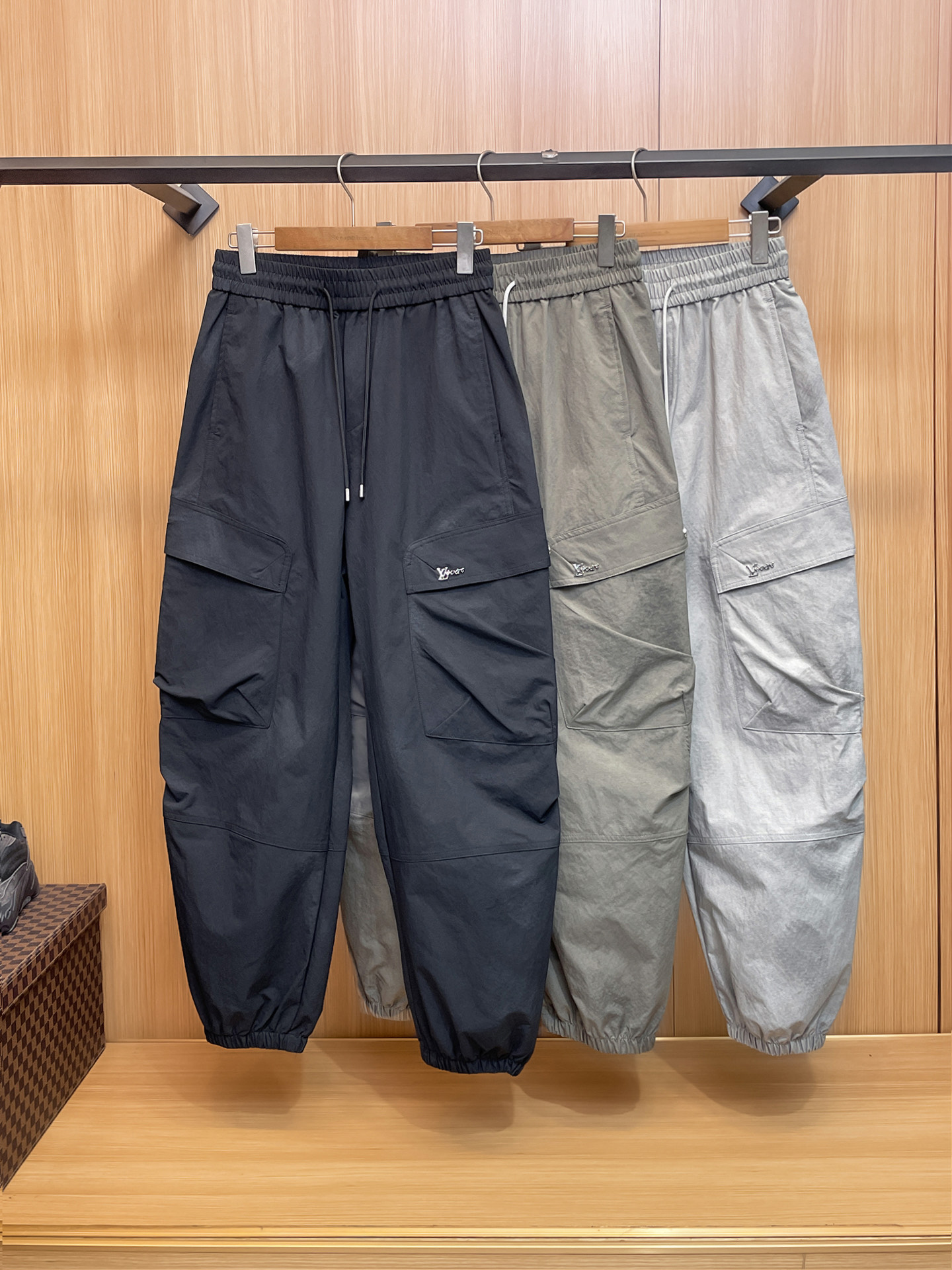 NO:871820,LV Louis Vuitton 26ss summer new men's casual workwear casual trousers, American retro [three standards complete] advanced custom summer-specific technical breathable fabric, high breathability and comfort, impeccable details, custom development of accessories, what you see is what you get, reflecting high quality. It feels delicate and soft!  Three-dimensional cutting, simple and fashionable, and the upper body shape is awesome!  Size M-4XL (shipped next day),,louis vuitton,louis vuitton,19860909LV路易威登 26ss夏季新款男士休闲工装休闲裤长裤 美式复古【三标齐全】高级定制夏季专用科技透气面料 透气舒适度高,细节无可挑剔,辅料定制开发,所见即所得,体现高品质.手感细腻柔软！立体裁剪,简单时尚,上身版型超赞！码数M-4XL（隔天出货）,,louis vuitton,louis vuitton,,Men's clothing