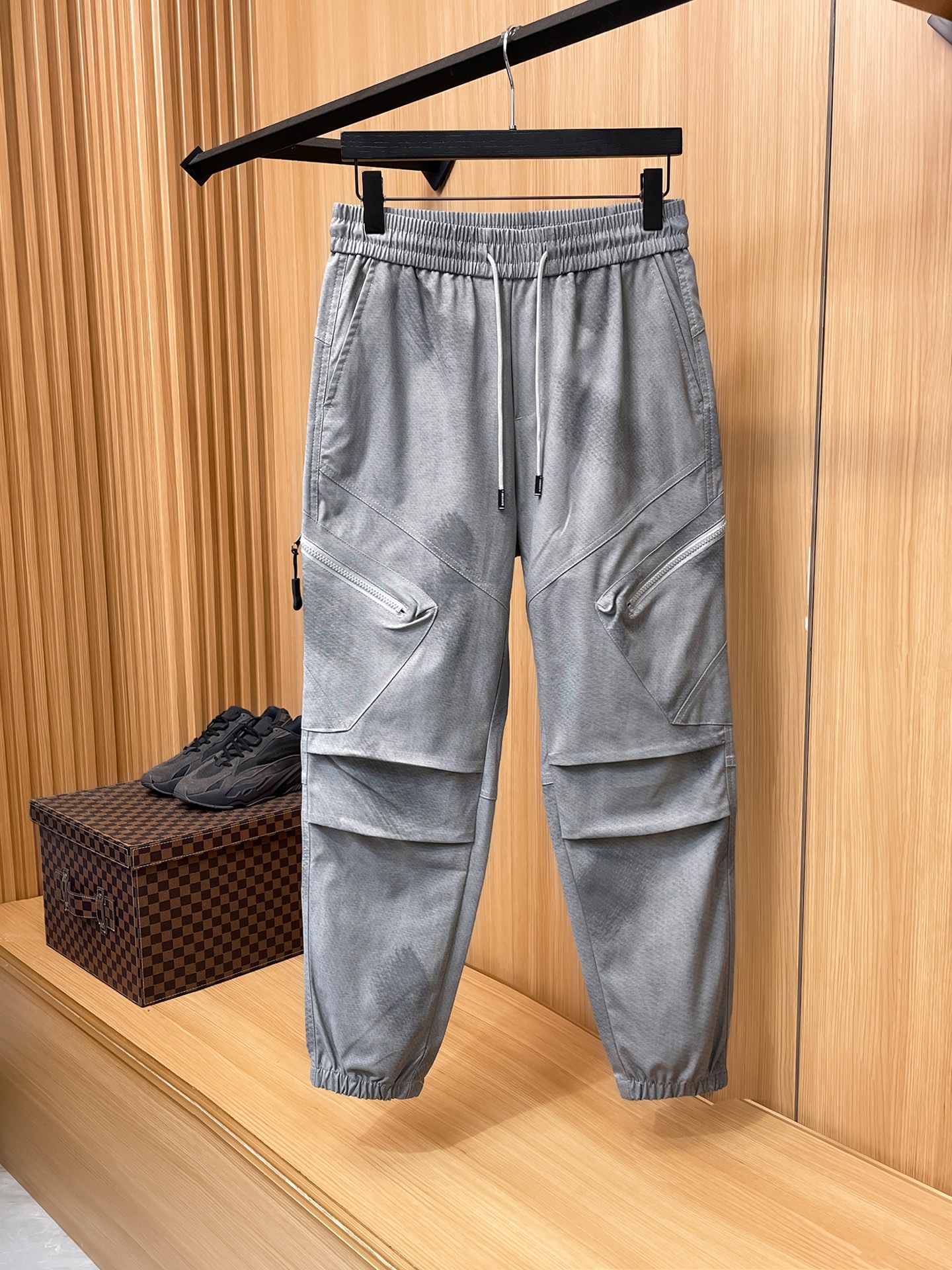 NO:914043,BURBERRY 26ss summer new men's casual workwear casual pants, American retro [three standards complete] advanced custom-made summer-specific technical breathable fabrics with high breathability and comfort, impeccable details, customized development of accessories, what you see is what you get, reflecting high quality. It feels delicate and soft!  Three-dimensional cutting, simple and fashionable, and the upper body shape is awesome!  Size 29-36, no 35 (next day shipping),,burberry,burberry,19860909BURBERRY巴宝莉 26ss夏季新款男士休闲工装休闲裤长裤 美式复古【三标齐全】高级定制夏季专用科技透气面料 透气舒适度高,细节无可挑剔,辅料定制开发,所见即所得,体现高品质.手感细腻柔软！立体裁剪,简单时尚,上身版型超赞！码数29-36,无35（隔天出货）,,burberry,burberry,,Men's clothing