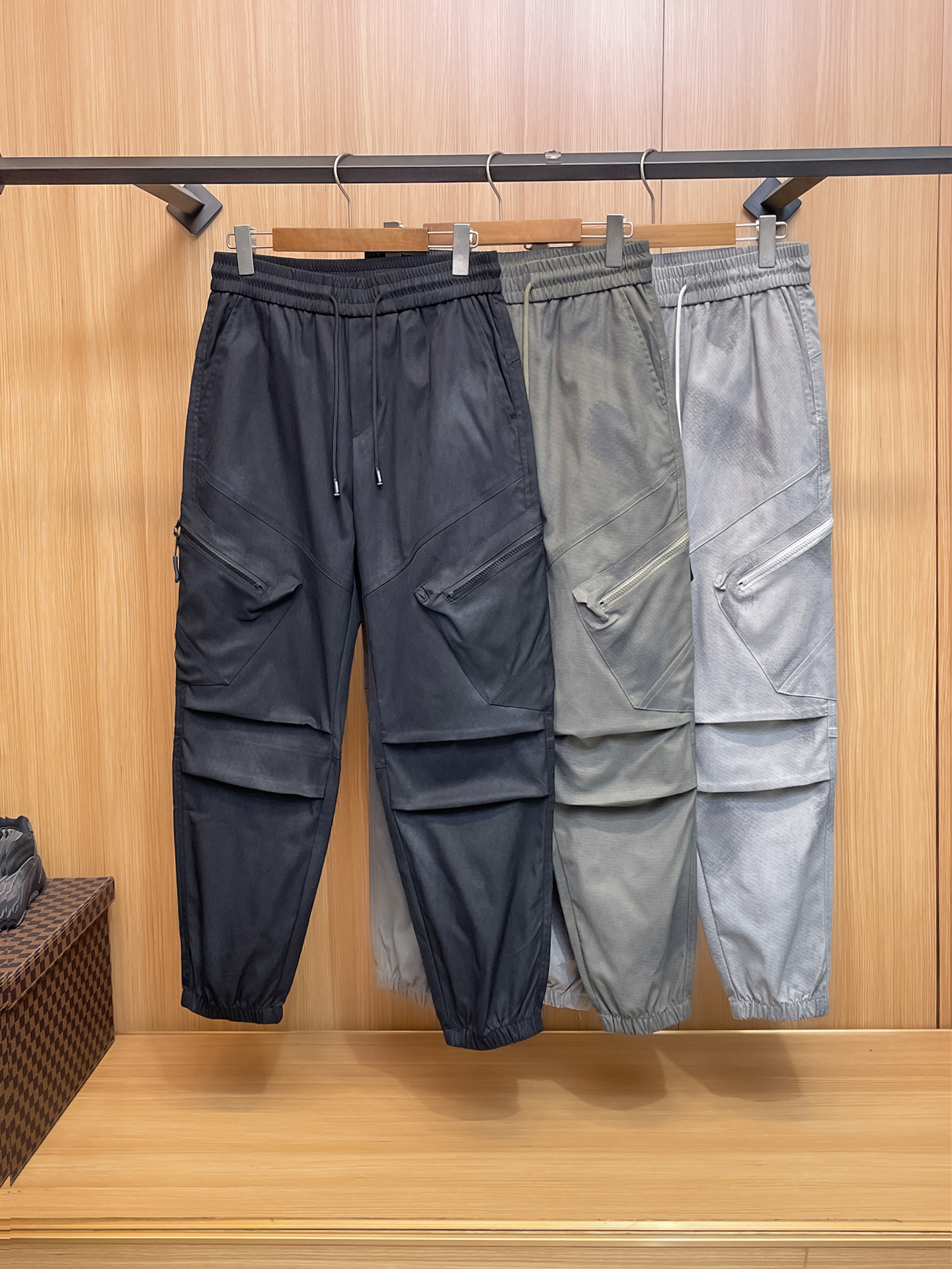 NO:871803,BURBERRY 26ss summer new men's casual workwear casual pants, American retro [three standards complete] advanced custom-made summer-specific technical breathable fabrics with high breathability and comfort, impeccable details, customized development of accessories, what you see is what you get, reflecting high quality. It feels delicate and soft!  Three-dimensional cutting, simple and fashionable, and the upper body shape is awesome!  Size 29-36, no 35 (next day shipping),,burberry,burberry,19860909BURBERRY巴宝莉 26ss夏季新款男士休闲工装休闲裤长裤 美式复古【三标齐全】高级定制夏季专用科技透气面料 透气舒适度高,细节无可挑剔,辅料定制开发,所见即所得,体现高品质.手感细腻柔软！立体裁剪,简单时尚,上身版型超赞！码数29-36,无35（隔天出货）,,burberry,burberry,,Men's clothing