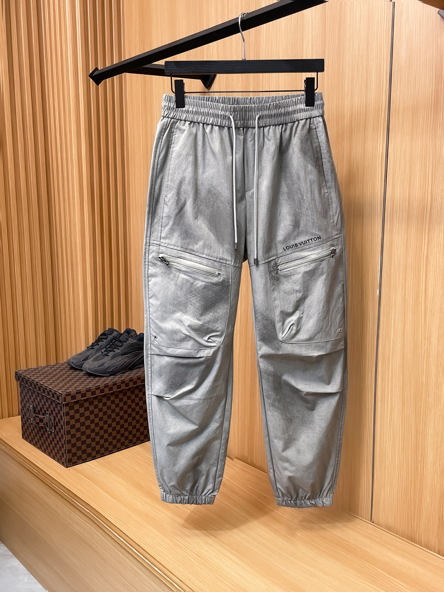 NO:914041,LV Louis Vuitton 26ss summer new men's casual workwear casual trousers, American retro [three standards complete] advanced custom summer-specific technical breathable fabric, high breathability and comfort, impeccable details, custom development of accessories, what you see is what you get, reflecting high quality. It feels delicate and soft!  Three-dimensional cutting, simple and fashionable, and the upper body shape is awesome!  Size 29-36, no 35 (shipped next day),, louis vuitton, louis vuitton,19860909LV路易威登 26ss夏季新款男士休闲工装休闲裤长裤 美式复古【三标齐全】高级定制夏季专用科技透气面料 透气舒适度高,细节无可挑剔,辅料定制开发,所见即所得,体现高品质.手感细腻柔软！立体裁剪,简单时尚,上身版型超赞！码数29-36,无35（隔天出货）,,louis vuitton,louis vuitton,,Men's clothing