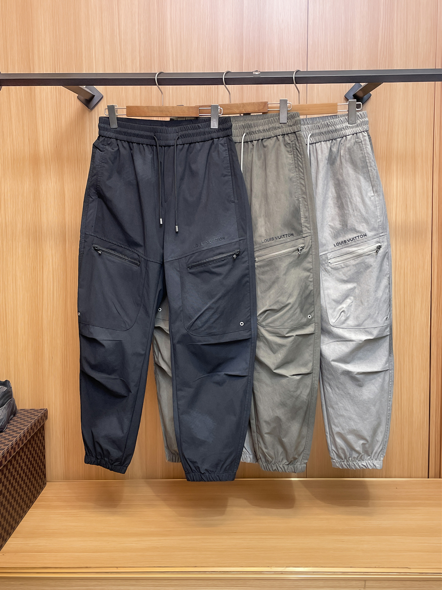 NO:871812,LV Louis Vuitton 26ss summer new men's casual workwear casual trousers, American retro [three standards complete] advanced custom summer-specific technical breathable fabric, high breathability and comfort, impeccable details, custom development of accessories, what you see is what you get, reflecting high quality. It feels delicate and soft!  Three-dimensional cutting, simple and fashionable, and the upper body shape is awesome!  Size 29-36, no 35 (shipped next day),, louis vuitton, louis vuitton,19860909LV路易威登 26ss夏季新款男士休闲工装休闲裤长裤 美式复古【三标齐全】高级定制夏季专用科技透气面料 透气舒适度高,细节无可挑剔,辅料定制开发,所见即所得,体现高品质.手感细腻柔软！立体裁剪,简单时尚,上身版型超赞！码数29-36,无35（隔天出货）,,louis vuitton,louis vuitton,,Men's clothing