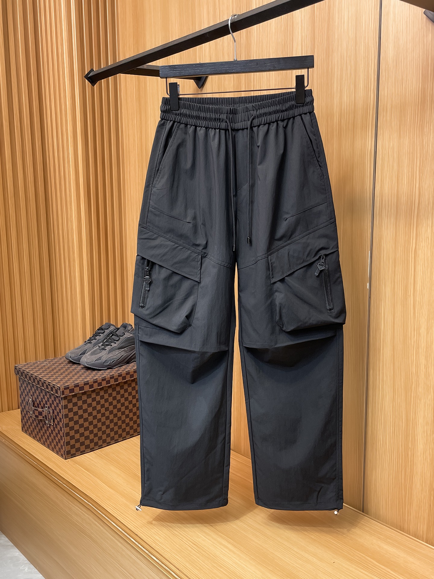 NO:877120,PRADA 26ss summer new men's casual workwear casual trousers, American retro [three standards complete] advanced customized summer-specific technical breathable fabric, high breathability and comfort, impeccable details, customized development of accessories, what you see is what you get, reflecting high quality. It feels delicate and soft!  Three-dimensional cutting, simple and fashionable, and the upper body shape is awesome!  Size M-4XL (shipped next day),, prada, prada,19860909PRADA普拉达 26ss夏季新款男士休闲工装休闲裤长裤 美式复古【三标齐全】高级定制夏季专用科技透气面料 透气舒适度高,细节无可挑剔,辅料定制开发,所见即所得,体现高品质.手感细腻柔软！立体裁剪,简单时尚,上身版型超赞！码数M-4XL（隔天出货）,,prada,prada,,Men's clothing
