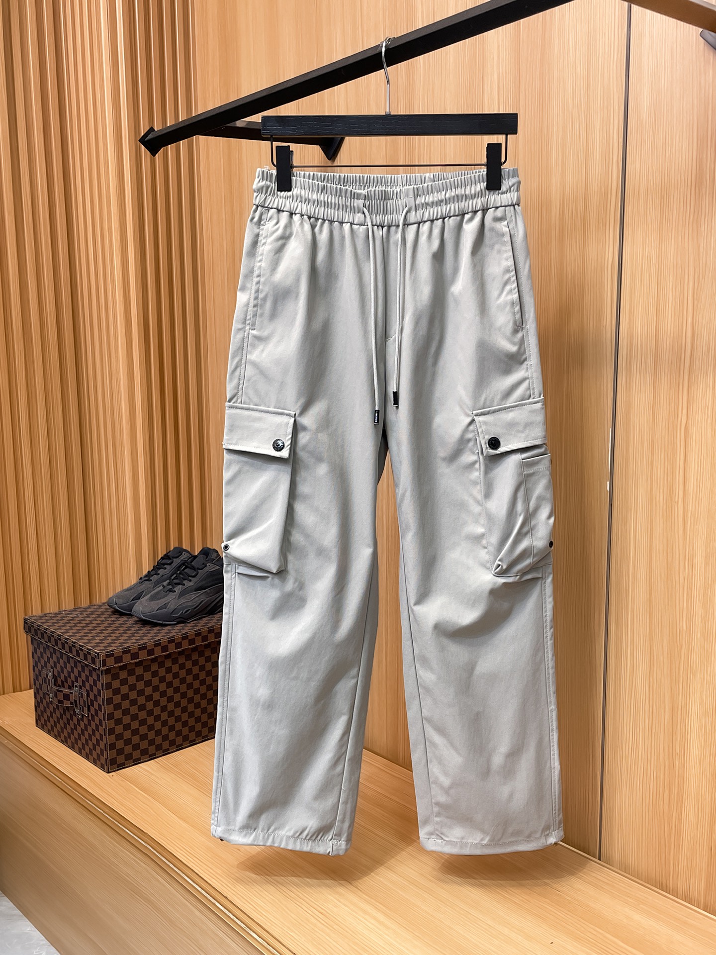 NO:877113,BURBERRY 26ss summer new men's casual workwear casual pants, American retro [three standards complete] advanced custom-made summer-specific technical breathable fabrics with high breathability and comfort, impeccable details, customized development of accessories, what you see is what you get, reflecting high quality. It feels delicate and soft!  Three-dimensional cutting, simple and fashionable, and the upper body shape is awesome!  Size M-4XL (shipped next day),,burberry,burberry,19860909BURBERRY巴宝莉 26ss夏季新款男士休闲工装休闲裤长裤 美式复古【三标齐全】高级定制夏季专用科技透气面料 透气舒适度高,细节无可挑剔,辅料定制开发,所见即所得,体现高品质.手感细腻柔软！立体裁剪,简单时尚,上身版型超赞！码数M-4XL（隔天出货）,,burberry,burberry,,Men's clothing
