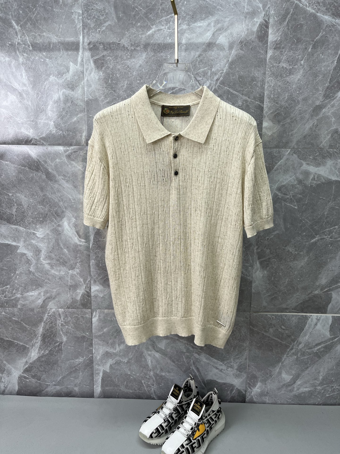 NO:926894,LP Loro Piana 2026 spring and summer lapel polo sweater, true [old money style] highly breathable Tencel fabric, comfortable and not stuffy to wear in summer, crisp and stylish, small logo and heavy craftsmanship, simple and not simple, high-end Tencel wool sweater short-sleeved, solid color and simple, fashionable yet luxurious, quality is unquestionable, the upper body effect is great, size M-4XL, shipped next day, loro piana, T-shirt,19860909LP诺悠翩雅 2026春夏款翻领polo针织衫,真正【老钱风】甄选高度透气天丝面料,夏季穿着舒服不闷热,版型挺括有型,小logo重工艺搭配简约不简单,高端级天丝羊毛衫短袖 纯色简约 时尚不失奢华 品质毋庸置疑 上身效果超赞,尺码M-4XL,隔天出货,,loro piana,T-shirt,,Men's clothing