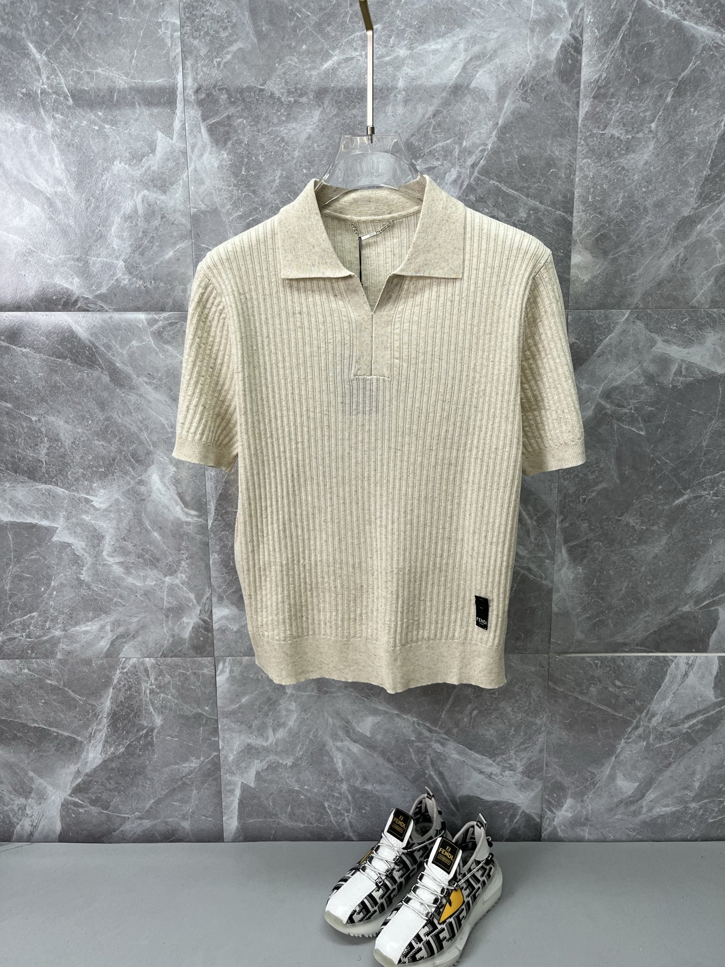 NO:926882,FENDI Fendi 2026 spring and summer style lapel polo sweater, true [old money style] selected highly breathable Tencel fabric, comfortable and not stuffy to wear in summer, crisp and stylish, small logo and heavy craftsmanship, simple and not simple, high-end Tencel wool sweater short-sleeved, solid color and simple, fashionable yet luxurious, quality is unquestionable, the upper body effect is great, size M-4XL, shipped next day,,fendi,fendi,T-shirt,19860909FENDI芬迪 2026春夏款翻领polo针织衫,真正【老钱风】甄选高度透气天丝面料,夏季穿着舒服不闷热,版型挺括有型,小logo重工艺搭配简约不简单,高端级天丝羊毛衫短袖 纯色简约 时尚不失奢华 品质毋庸置疑 上身效果超赞,尺码M-4XL,隔天出货,,fendi,fendi,T-shirt,,Men's clothing