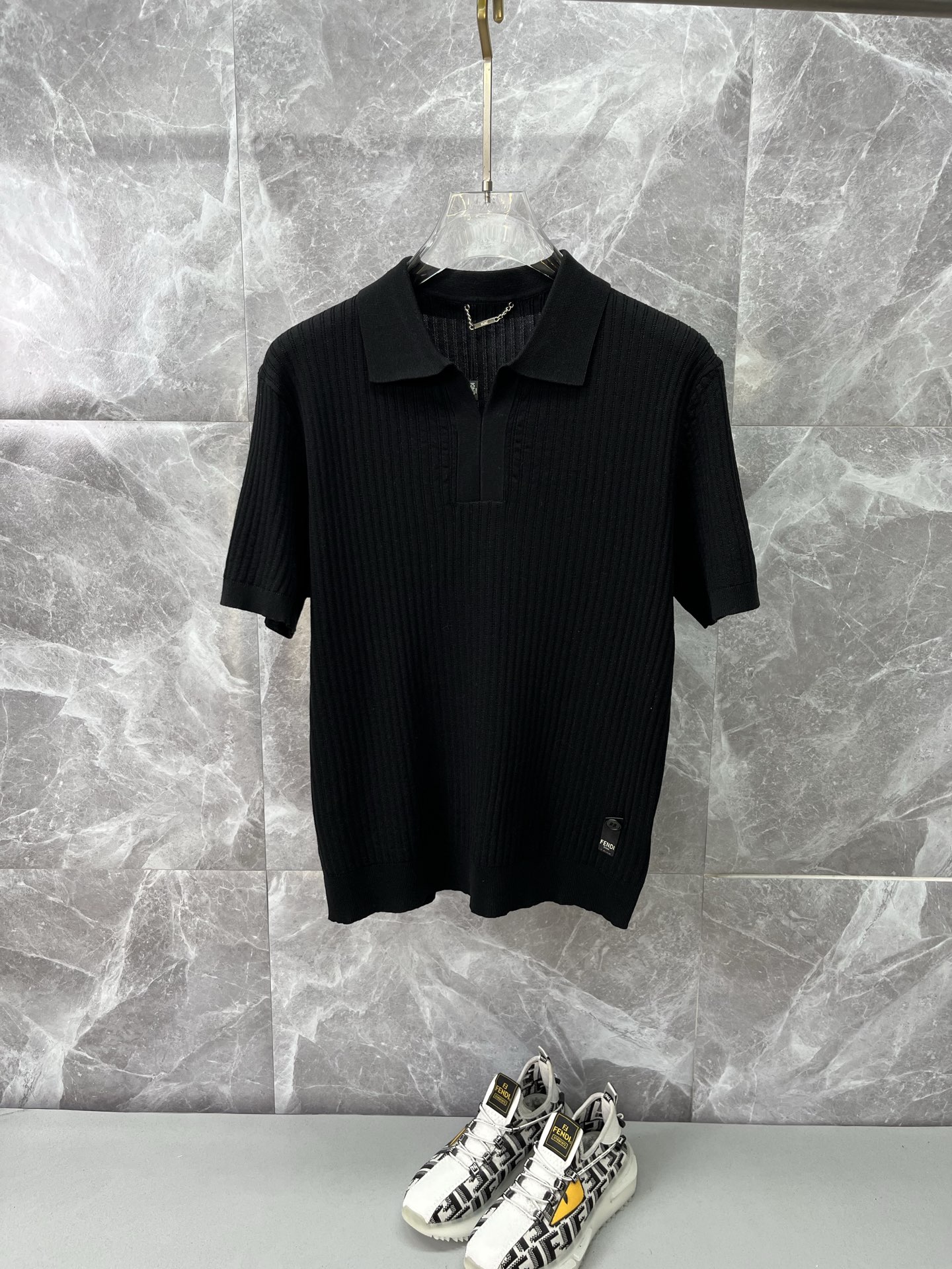 NO:906524,FENDI Fendi 2026 spring and summer style lapel polo sweater, true [old money style] selected highly breathable Tencel fabric, comfortable and not stuffy to wear in summer, crisp and stylish, small logo and heavy craftsmanship, simple and not simple, high-end Tencel wool sweater short-sleeved, solid color and simple, fashionable yet luxurious, quality is unquestionable, the upper body effect is great, size M-4XL, shipped next day,,fendi,fendi,T-shirt,19860909FENDI芬迪 2026春夏款翻领polo针织衫,真正【老钱风】甄选高度透气天丝面料,夏季穿着舒服不闷热,版型挺括有型,小logo重工艺搭配简约不简单,高端级天丝羊毛衫短袖 纯色简约 时尚不失奢华 品质毋庸置疑 上身效果超赞,尺码M-4XL,隔天出货,,fendi,fendi,T-shirt,,Men's clothing