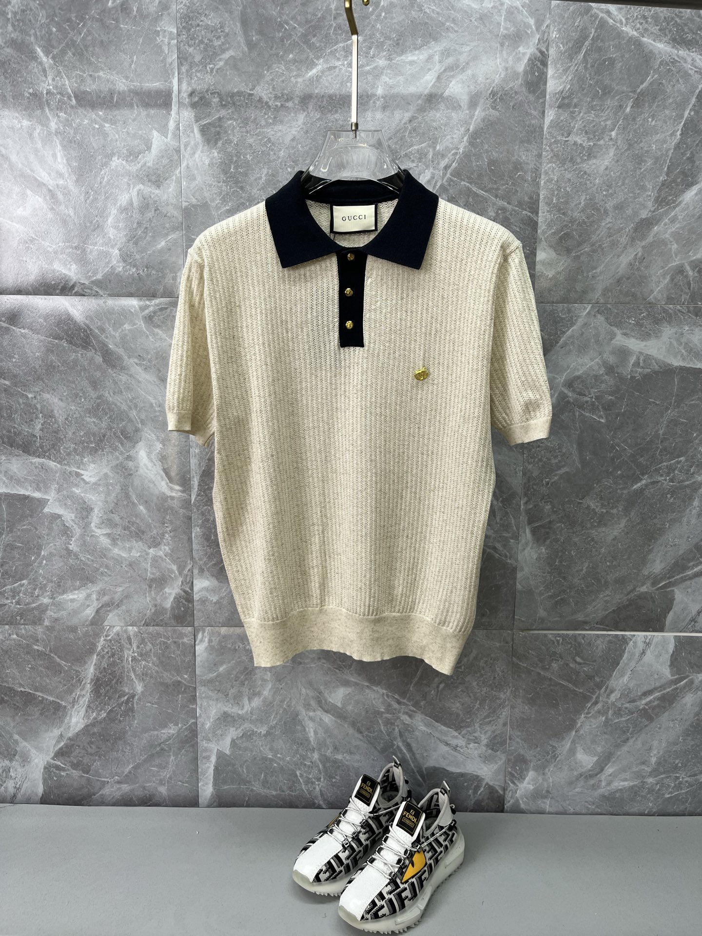 NO:926962,GUCCI Gucci 2026 spring and summer lapel polo sweater, true [old money style] selected highly breathable Tencel fabric, comfortable and not stuffy to wear in summer, crisp and stylish, small logo and heavy craftsmanship, simple and not simple, high-end Tencel wool sweater short-sleeved, solid color and simple, fashionable yet luxurious, quality is unquestionable, the upper body effect is great, size M-4XL, shipped next day,, gucci, T-shirt,19860909GUCCI古奇 2026春夏款翻领polo针织衫,真正【老钱风】甄选高度透气天丝面料,夏季穿着舒服不闷热,版型挺括有型,小logo重工艺搭配简约不简单,高端级天丝羊毛衫短袖 纯色简约 时尚不失奢华 品质毋庸置疑 上身效果超赞,尺码M-4XL,隔天出货,,gucci,T-shirt,,Men's clothing
