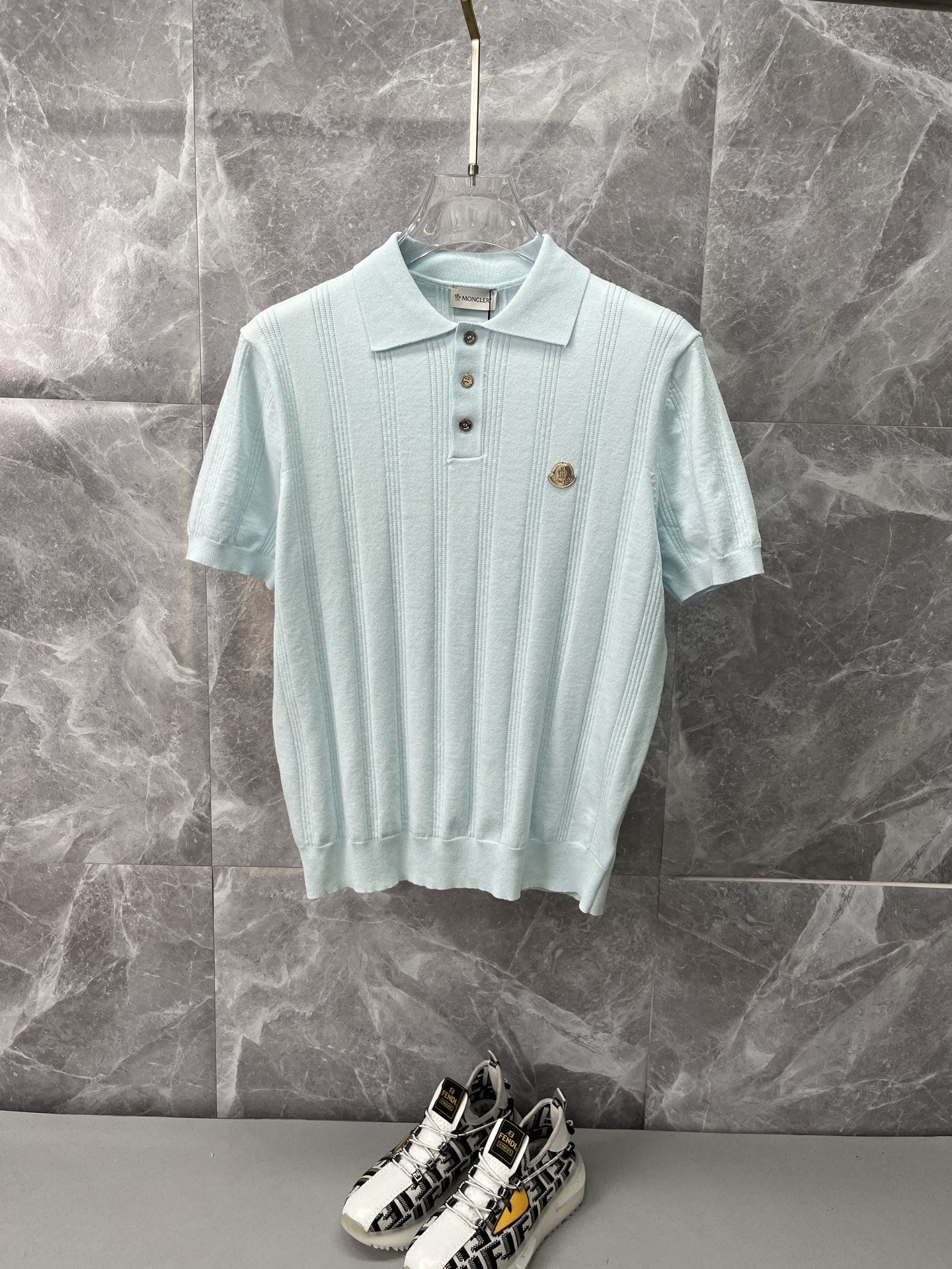 NO:926952,MONCLER 2026 spring and summer lapel polo sweater, true [old money style], highly breathable Tencel fabric, comfortable and not stuffy to wear in summer, crisp and stylish, small logo and heavy craftsmanship, simple but not simple, high-end Tencel wool sweater short-sleeved, solid color and simple, fashionable yet luxurious, quality is unquestionable, the upper body effect is great, size M-4XL, shipped next day, Moncler, T-shirt,19860909MONCLER蒙口 2026春夏款翻领polo针织衫,真正【老钱风】甄选高度透气天丝面料,夏季穿着舒服不闷热,版型挺括有型,小logo重工艺搭配简约不简单,高端级天丝羊毛衫短袖 纯色简约 时尚不失奢华 品质毋庸置疑 上身效果超赞,尺码M-4XL,隔天出货,,Moncler,T-shirt,,Men's clothing