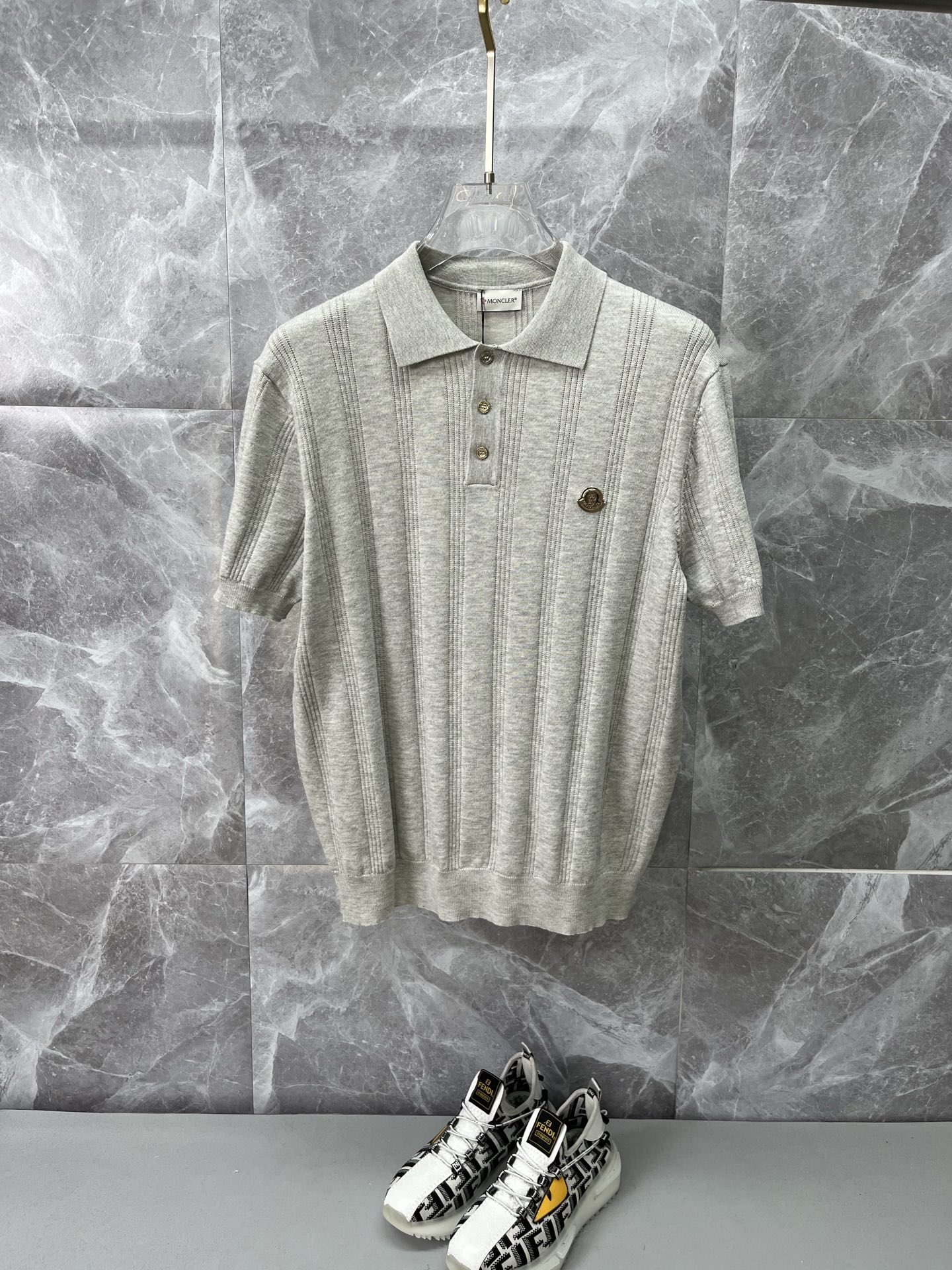 NO:906534,MONCLER 2026 spring and summer lapel polo sweater, true [old money style], highly breathable Tencel fabric, comfortable and not stuffy to wear in summer, crisp and stylish, small logo and heavy craftsmanship, simple but not simple, high-end Tencel wool sweater short-sleeved, solid color and simple, fashionable yet luxurious, quality is unquestionable, the upper body effect is great, size M-4XL, shipped next day, Moncler, T-shirt,19860909MONCLER蒙口 2026春夏款翻领polo针织衫,真正【老钱风】甄选高度透气天丝面料,夏季穿着舒服不闷热,版型挺括有型,小logo重工艺搭配简约不简单,高端级天丝羊毛衫短袖 纯色简约 时尚不失奢华 品质毋庸置疑 上身效果超赞,尺码M-4XL,隔天出货,,Moncler,T-shirt,,Men's clothing