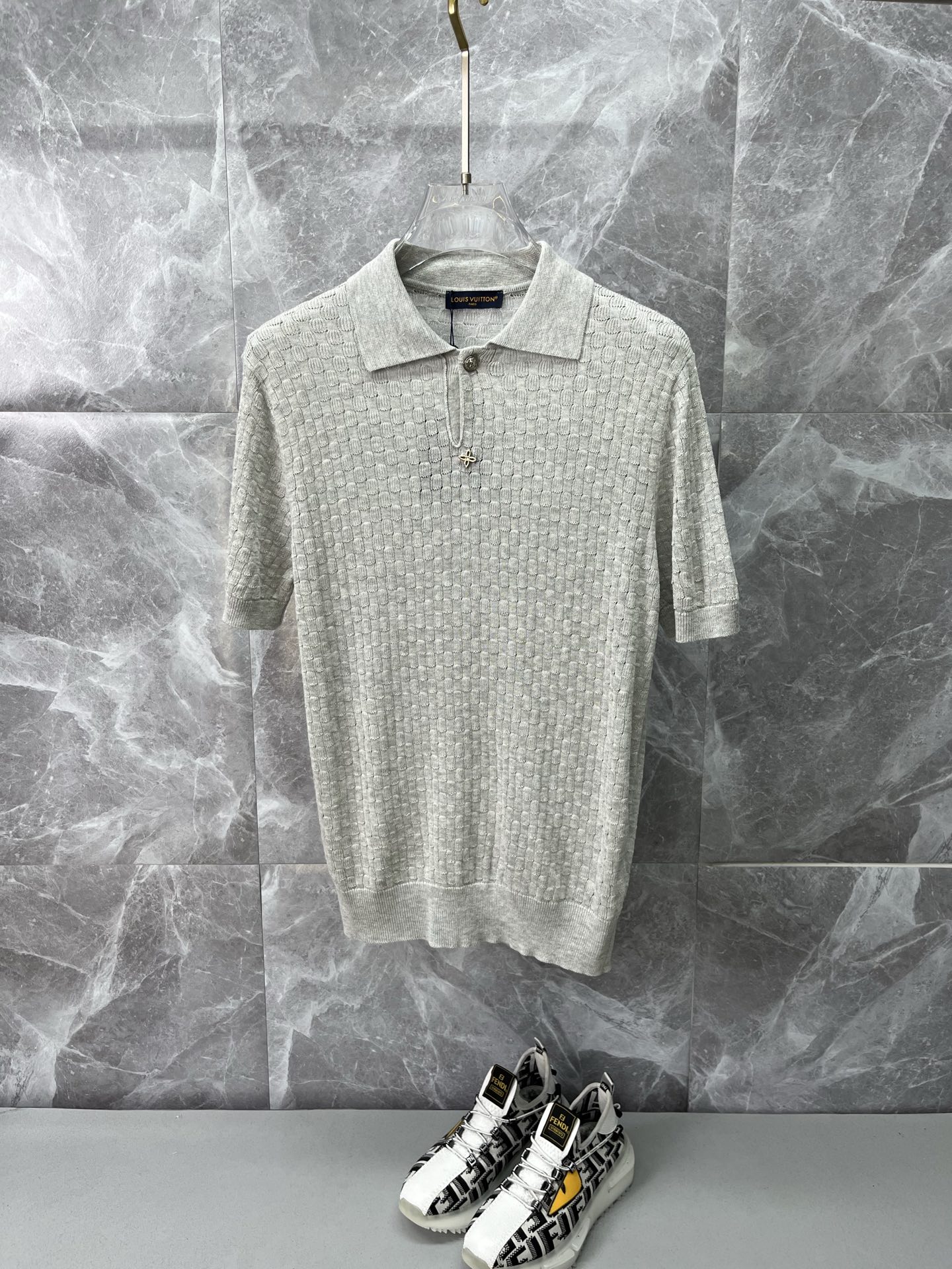 NO:926942,LV Louis Vuitton 2026 spring and summer lapel polo sweater, true [old money style] selected highly breathable Tencel fabric, comfortable and not stuffy to wear in summer, crisp and stylish, small logo and heavy craftsmanship, simple and not simple, high-end Tencel wool sweater short-sleeved, solid color and simple, fashionable yet luxurious, quality is unquestionable, the upper body effect is great, size M-4XL, shipped next day,, louis vuitton, louis  vuitton,T-shirt,19860909LV路易威登 2026春夏款翻领polo针织衫,真正【老钱风】甄选高度透气天丝面料,夏季穿着舒服不闷热,版型挺括有型,小logo重工艺搭配简约不简单,高端级天丝羊毛衫短袖 纯色简约 时尚不失奢华 品质毋庸置疑 上身效果超赞,尺码M-4XL,隔天出货,,louis vuitton,louis vuitton,T-shirt,,Men's clothing