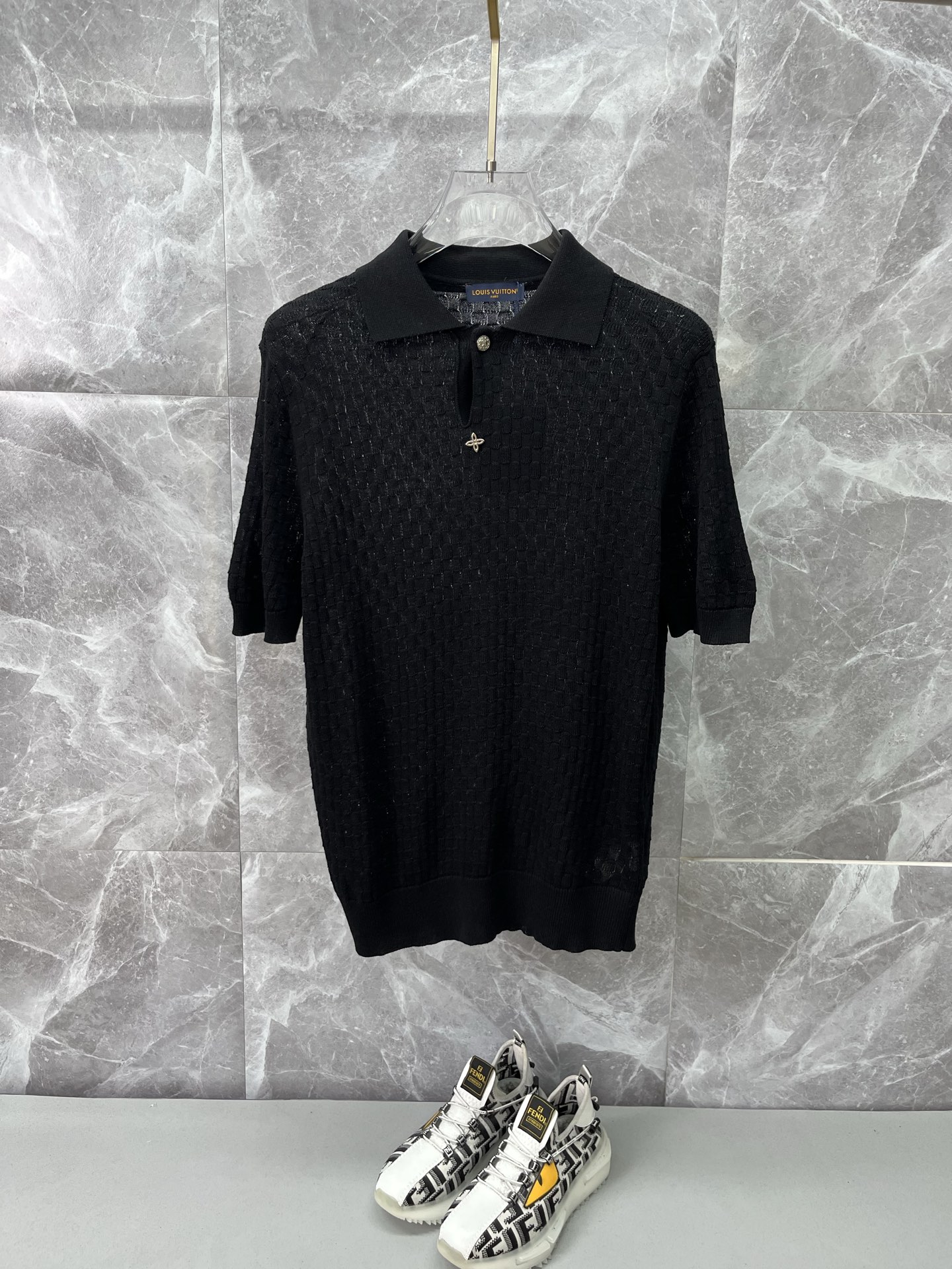NO:906539,LV Louis Vuitton 2026 spring and summer lapel polo sweater, true [old money style] selected highly breathable Tencel fabric, comfortable and not stuffy to wear in summer, crisp and stylish, small logo and heavy craftsmanship, simple and not simple, high-end Tencel wool sweater short-sleeved, solid color and simple, fashionable yet luxurious, quality is unquestionable, the upper body effect is great, size M-4XL, shipped next day,, louis vuitton, louis  vuitton,T-shirt,19860909LV路易威登 2026春夏款翻领polo针织衫,真正【老钱风】甄选高度透气天丝面料,夏季穿着舒服不闷热,版型挺括有型,小logo重工艺搭配简约不简单,高端级天丝羊毛衫短袖 纯色简约 时尚不失奢华 品质毋庸置疑 上身效果超赞,尺码M-4XL,隔天出货,,louis vuitton,louis vuitton,T-shirt,,Men's clothing