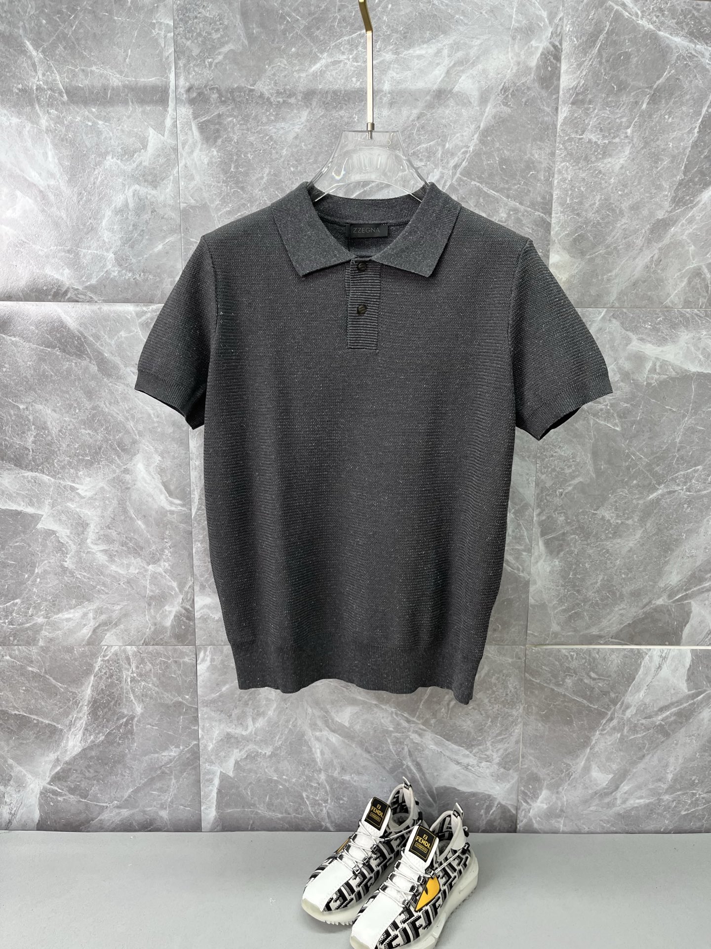 NO:906544,ZEGNA Zegna 2026 spring and summer lapel polo sweater, true [old money style] selected highly breathable Tencel fabric, comfortable and not stuffy to wear in summer, crisp and stylish, small logo and heavy craftsmanship, simple and not simple, high-end Tencel wool sweater short-sleeved, solid color and simple, fashionable yet luxurious, quality is unquestionable, the upper body effect is great, size M-4XL, shipped next day,,zegna,T-shirt,19860909ZEGNA杰尼亚 2026春夏款翻领polo针织衫,真正【老钱风】甄选高度透气天丝面料,夏季穿着舒服不闷热,版型挺括有型,小logo重工艺搭配简约不简单,高端级天丝羊毛衫短袖 纯色简约 时尚不失奢华 品质毋庸置疑 上身效果超赞,尺码M-4XL,隔天出货,,zegna,T-shirt,,Men's clothing