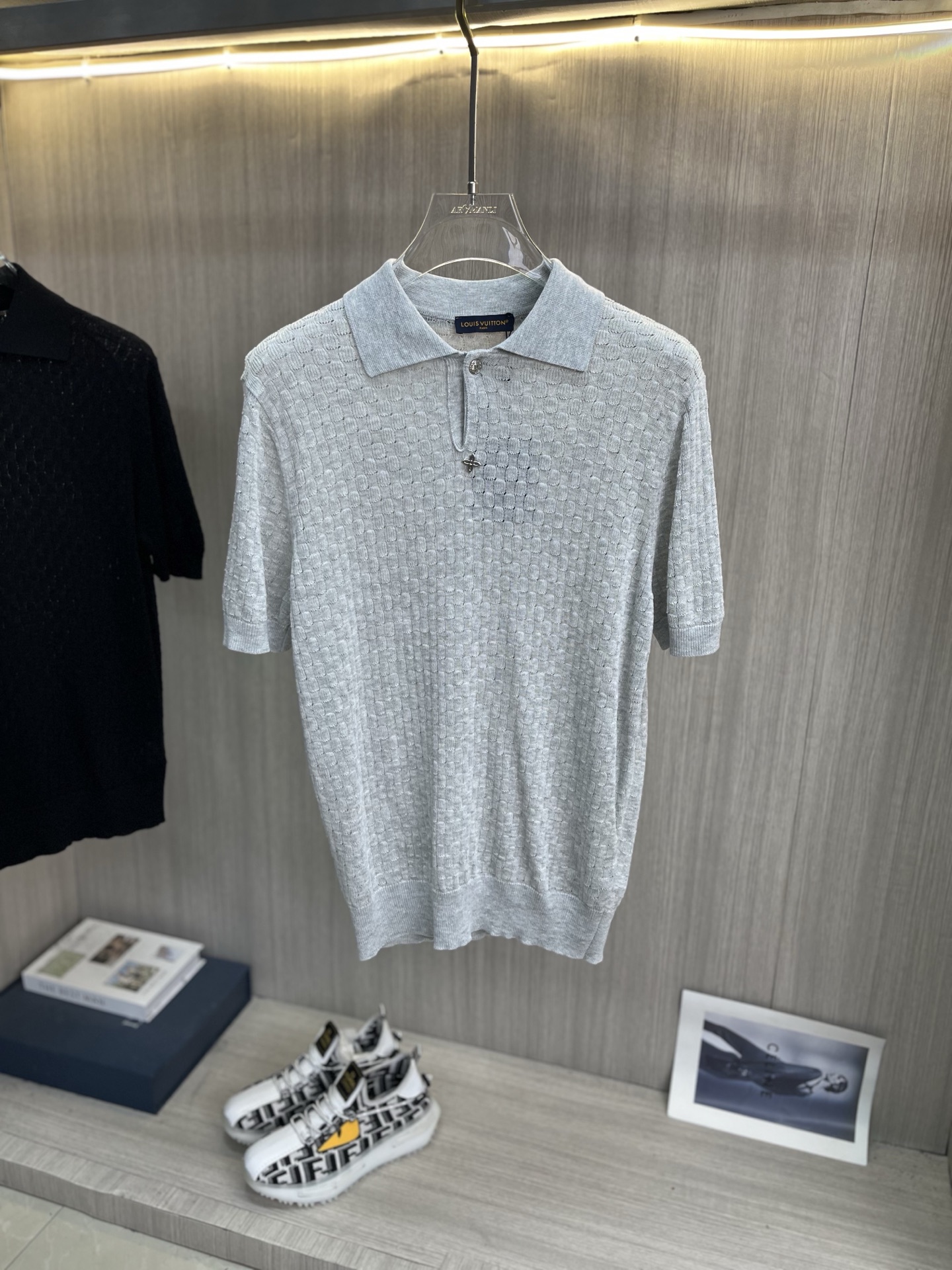 NO:871924,LV Louis Vuitton 2026 spring and summer lapel polo sweater, true [old money style] selected highly breathable Tencel fabric, comfortable and not stuffy to wear in summer, crisp and stylish, small logo and heavy craftsmanship, simple and not simple, high-end Tencel wool sweater short-sleeved, solid color and simple, fashionable yet luxurious, quality is unquestionable, the upper body effect is great, size M-4XL, shipped next day,, louis vuitton, louis  vuitton,T-shirt,19860909LV路易威登 2026春夏款翻领polo针织衫,真正【老钱风】甄选高度透气天丝面料,夏季穿着舒服不闷热,版型挺括有型,小logo重工艺搭配简约不简单,高端级天丝羊毛衫短袖 纯色简约 时尚不失奢华 品质毋庸置疑 上身效果超赞,尺码M-4XL,隔天出货,,louis vuitton,louis vuitton,T-shirt,,Men's clothing