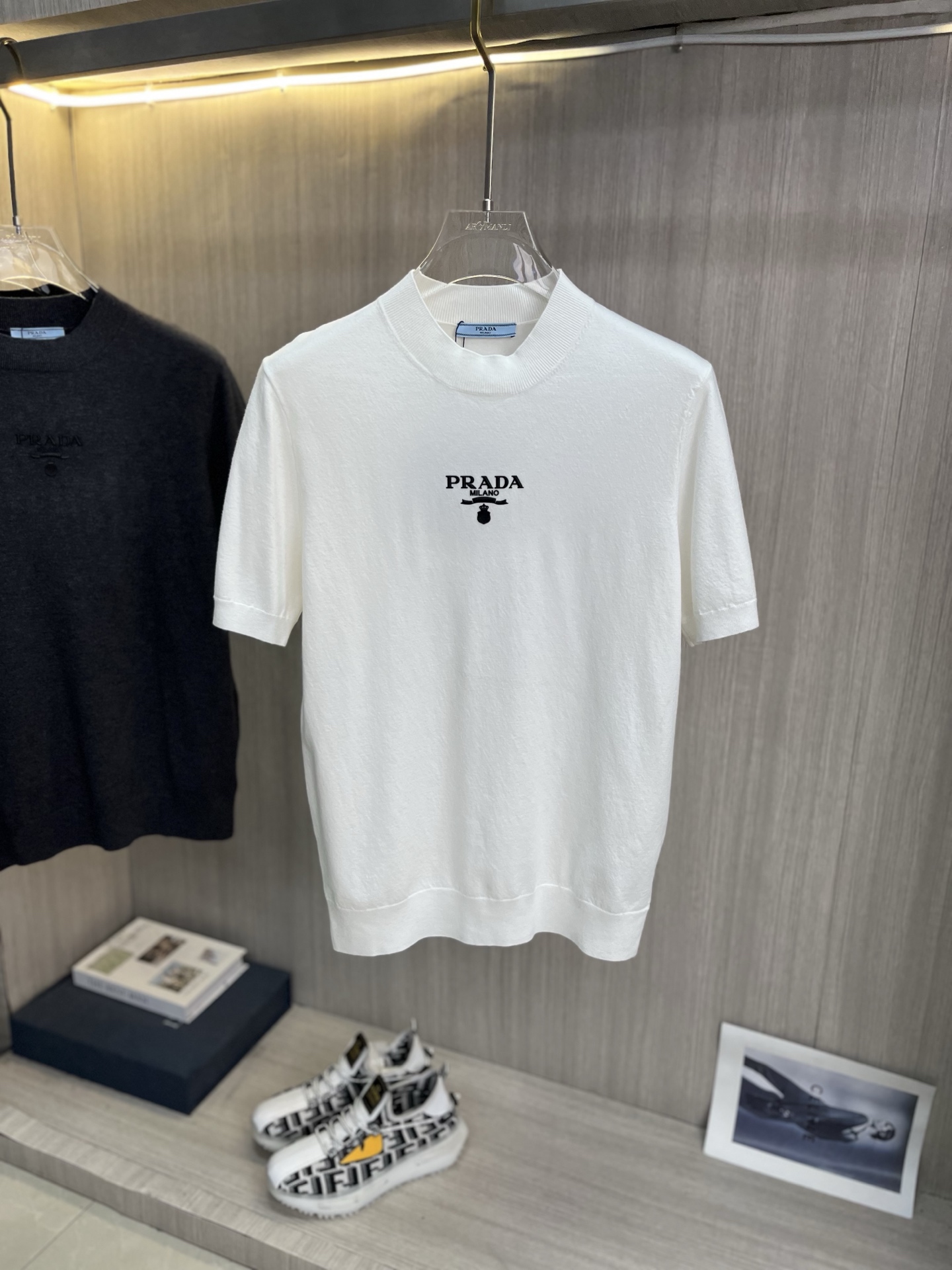 NO:855533,PRADA 2026 Spring and Summer Small Medium Collar Sweater 'Breathable and Not Stuffy' True [Old Money Style] Selected highly breathable Tencel fabric, comfortable and not stuffy to wear in summer, crisp and stylish, small logo and heavy craftsmanship, simple but not simple, high-end Tencel cardigan short sleeves, simple color, fashionable yet luxurious, quality beyond doubt  The upper body effect is great, sizes M-4XL, next day shipping, prada, prada, T-shirt,19860909PRADA普拉达 2026春夏款小中领针织衫《透气不闷热》真正【老钱风】甄选高度透气天丝面料,夏季穿着舒服不闷热,版型挺括有型,小logo重工艺搭配简约不简单,高端级天丝羊毛衫短袖 纯色简约 时尚不失奢华 品质毋庸置疑 上身效果超赞,尺码M-4XL,隔天出货,,prada,prada,T-shirt,,Men's clothing