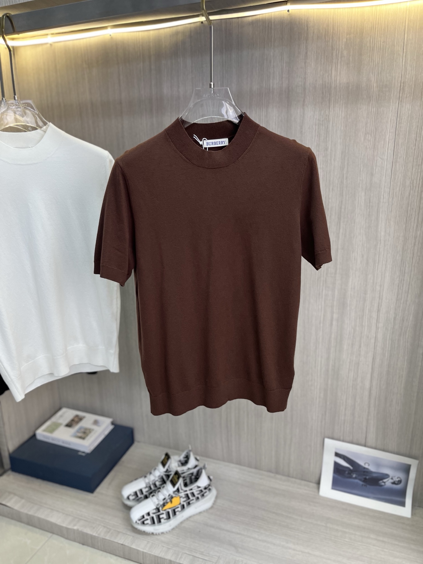 NO:855463,BURBERRY 2026 spring and summer small mid-collar sweater 'breathable but not stuffy' is a true [old money style] highly breathable Tencel fabric, comfortable and not stuffy to wear in summer, crisp and stylish, small logo and heavy craftsmanship, simple but not simple, high-end Tencel wool sweater short sleeves, pure color and simple, fashionable but luxurious, quality is beyond doubt  The upper body effect is great, sizes M-4XL, next day shipping, burberry, burberry, T-shirt,19860909BURBERRY巴宝莉 2026春夏款小中领针织衫《透气不闷热》真正【老钱风】甄选高度透气天丝面料,夏季穿着舒服不闷热,版型挺括有型,小logo重工艺搭配简约不简单,高端级天丝羊毛衫短袖 纯色简约 时尚不失奢华 品质毋庸置疑 上身效果超赞,尺码M-4XL,隔天出货,,burberry,burberry,T-shirt,,Men's clothing