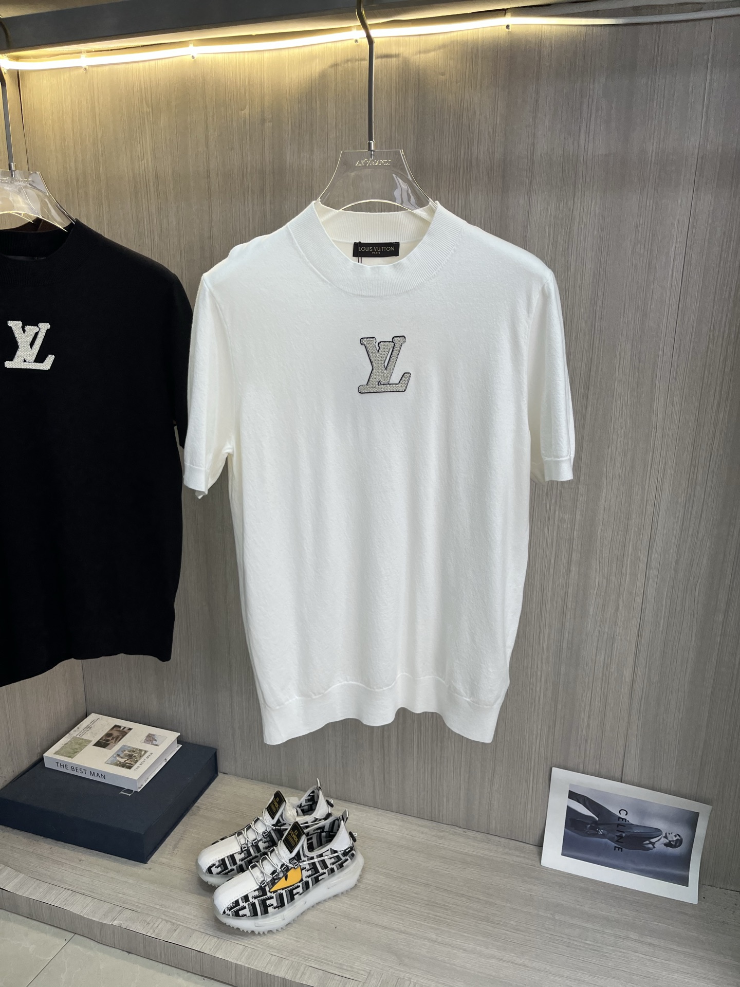 NO:855470,LV Louis Vuitton 2026 spring and summer small mid-collar sweater 'breathable but not stuffy' is a true [old money style] highly breathable Tencel fabric, comfortable and not stuffy to wear in summer, crisp and stylish, small logo and heavy craftsmanship, simple and not simple, high-end Tencel cardigan short-sleeved, pure color and simple, fashionable but luxurious, quality is beyond doubt, the upper body effect is great, size M-4XL, shipped next day, louis  vuitton,louis vuitton,T-shirt,19860909LV路易威登 2026春夏款小中领针织衫《透气不闷热》真正【老钱风】甄选高度透气天丝面料,夏季穿着舒服不闷热,版型挺括有型,小logo重工艺搭配简约不简单,高端级天丝羊毛衫短袖 纯色简约 时尚不失奢华 品质毋庸置疑 上身效果超赞,尺码M-4XL,隔天出货,,louis vuitton,louis vuitton,T-shirt,,Men's clothing
