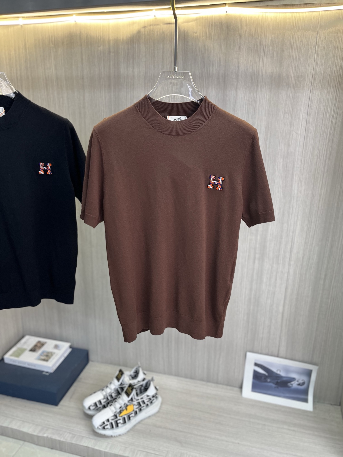 NO:855493,HERMES 2026 Spring and Summer Small Medium Collar Sweater 'Breathable but Not Stuffy' True [Old Money Style] Highly breathable Tencel fabric is selected, comfortable to wear in summer but not stuffy, the version is crisp and stylish, the small logo and heavy craftsmanship are simple but not simple, the high-end Tencel cardigan short sleeves are pure and simple, fashionable yet luxurious, and the quality is beyond doubt  The upper body effect is great, sizes M-4XL, next day shipping, hermes, hermes, T-shirt,19860909HERMES爱马仕 2026春夏款小中领针织衫《透气不闷热》真正【老钱风】甄选高度透气天丝面料,夏季穿着舒服不闷热,版型挺括有型,小logo重工艺搭配简约不简单,高端级天丝羊毛衫短袖 纯色简约 时尚不失奢华 品质毋庸置疑 上身效果超赞,尺码M-4XL,隔天出货,,hermes,hermes,T-shirt,,Men's clothing