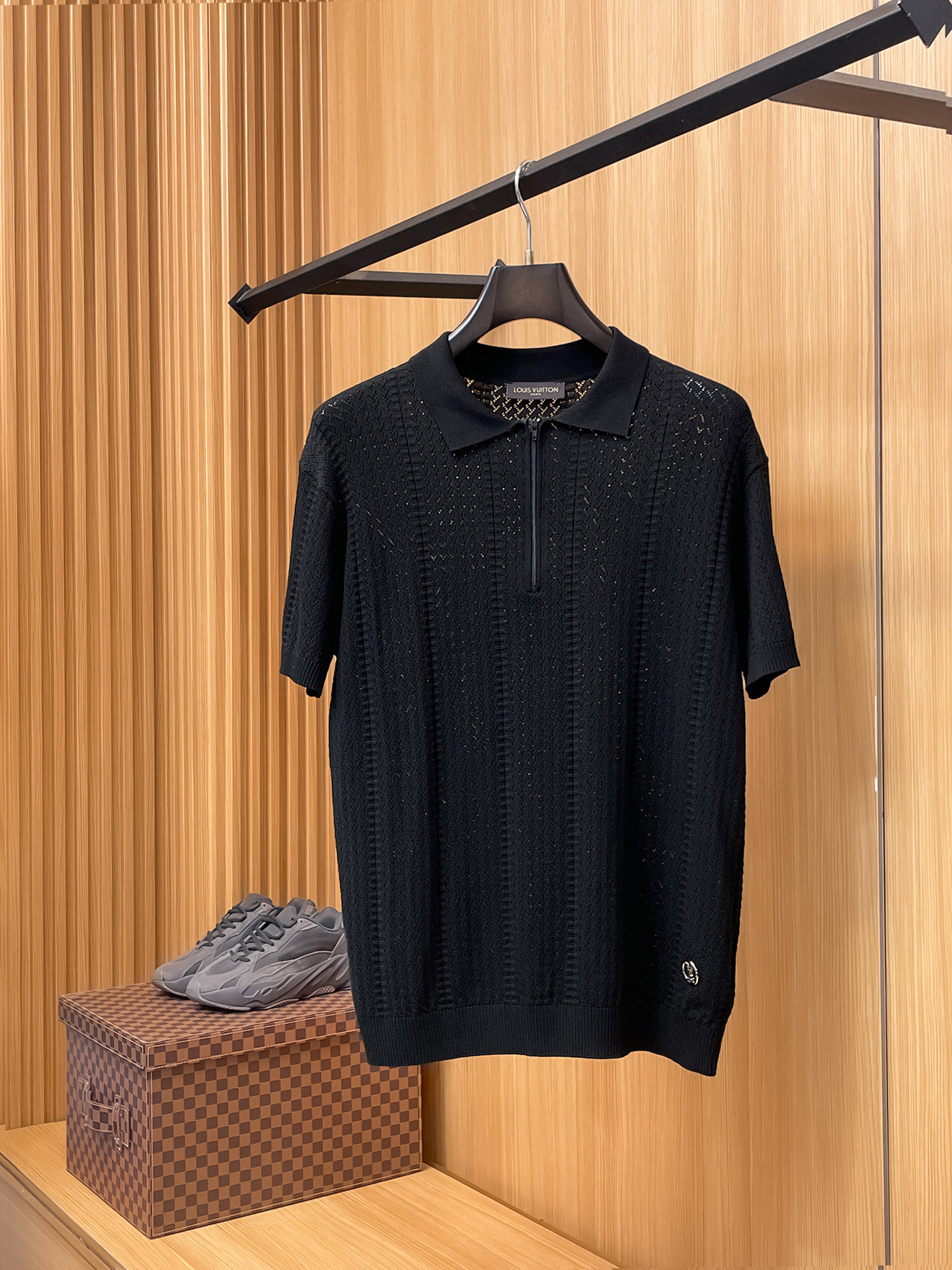 NO:908021,LV Louis Vuitton 2026 spring and summer style lapel small zipper sweater, true [old money style] selected highly breathable Tencel fabric, comfortable and not stuffy to wear in summer, crisp and stylish, small logo and heavy craftsmanship, simple but not simple, high-end Tencel wool sweater short sleeves, pure color and simplicity, fashionable yet luxurious, quality is beyond doubt  The upper body effect is great, sizes M-2XL (one size larger, go smaller, can wear up to 200 pounds) shipped next day, louis vuitton, louis vuitton, T-shirt,19860909LV路易威登 2026春夏款翻领小拉链针织衫,真正【老钱风】甄选高度透气天丝面料,夏季穿着舒服不闷热,版型挺括有型,小logo重工艺搭配简约不简单,高端级天丝羊毛衫短袖 纯色简约 时尚不失奢华 品质毋庸置疑 上身效果超赞,尺码M-2XL（偏大一码,卡码往小,最大可穿200斤）隔天出货,,louis vuitton,louis vuitton,T-shirt,,Men's clothing