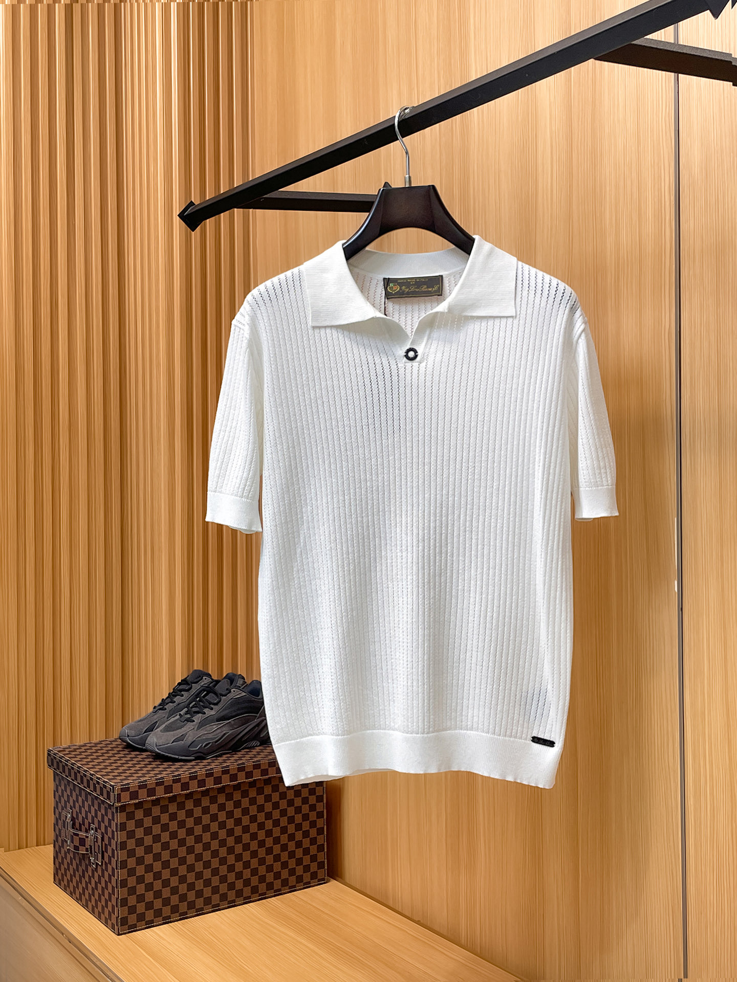 NO:835956,LP Noyo Piana 2026 spring and summer style lapel sweater, true [old money style] selected highly breathable Tencel fabric, comfortable and not stuffy to wear in summer, crisp and stylish, small logo and heavy craftsmanship, simple and not simple, high-end Tencel wool sweater short-sleeved, pure color and simple, fashionable yet luxurious, quality is unquestionable, the upper body effect is great, size M-4XL, shipped next day, loro piana, T-shirt,19860909LP诺悠翩雅 2026春夏款翻领针织衫,真正【老钱风】甄选高度透气天丝面料,夏季穿着舒服不闷热,版型挺括有型,小logo重工艺搭配简约不简单,高端级天丝羊毛衫短袖 纯色简约 时尚不失奢华 品质毋庸置疑 上身效果超赞,尺码M-4XL,隔天出货,,loro piana,T-shirt,,Men's clothing