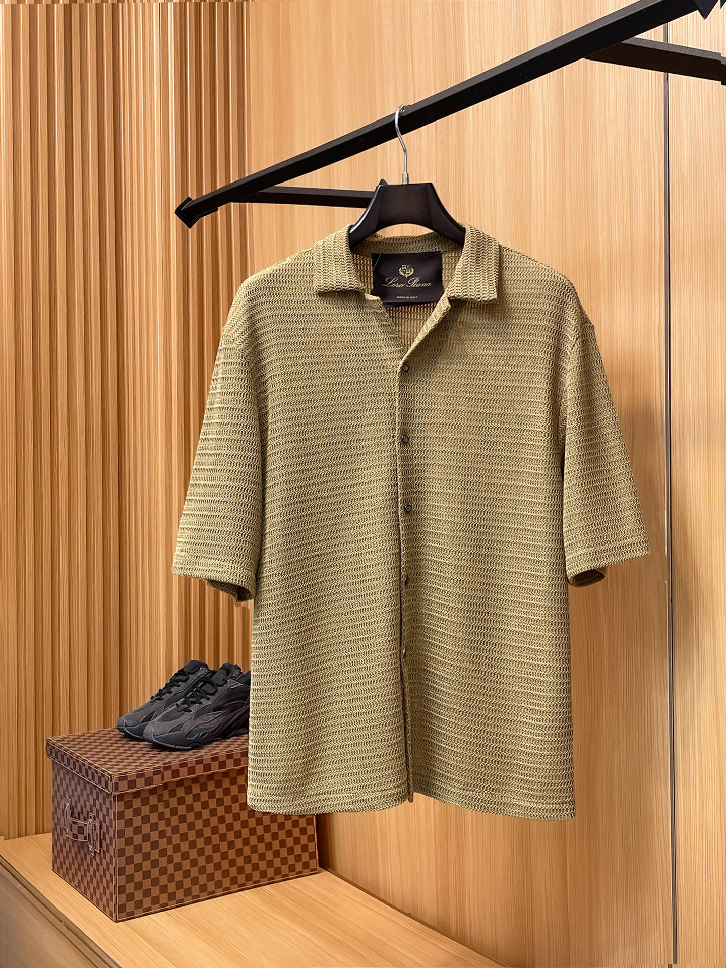 NO:835963,LP Nuoyoupianya 2026 spring and summer lapel polo shirt style sweater shirt, true [old money style] highly breathable Tencel fabric, comfortable and not stuffy to wear in summer, crisp and stylish, small logo and heavy craftsmanship, simple but not simple, high-end Tencel wool sweater short sleeves, pure color and simplicity, fashionable yet luxurious, quality is beyond doubt  The upper body effect is great, sizes M-2XL (one size larger, go smaller, can wear up to 200 pounds) shipped next day, loro piana, shirts, T-shirt,19860909LP诺悠翩雅 2026春夏款翻领polo衬衫版型针织衫衬衣,真正【老钱风】甄选高度透气天丝面料,夏季穿着舒服不闷热,版型挺括有型,小logo重工艺搭配简约不简单,高端级天丝羊毛衫短袖 纯色简约 时尚不失奢华 品质毋庸置疑 上身效果超赞,尺码M-2XL（偏大一码,卡码往小,最大可穿200斤）隔天出货,,loro piana,shirts,T-shirt,,Men's clothing