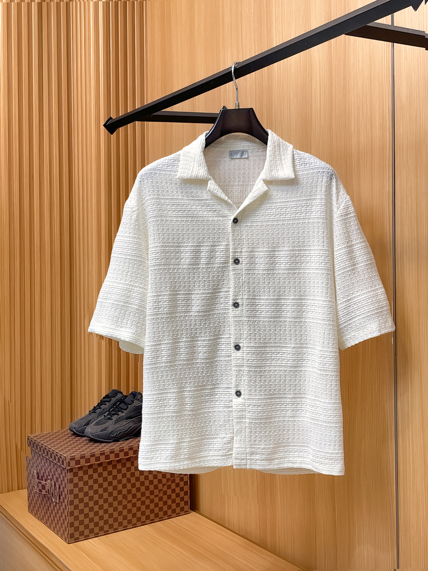 NO:835936,DIOR Dior 2026 spring and summer lapel polo shirt style sweater shirt, true [old money style] highly breathable Tencel fabric, comfortable and not stuffy to wear in summer, crisp and stylish, small logo and heavy craftsmanship, simple but not simple, high-end Tencel cardigan short sleeves, pure color and simple, fashionable yet luxurious, quality is beyond doubt  The upper body effect is great, sizes M-2XL (one size larger, go smaller, can wear up to 200 pounds) shipped next day, dior, dior, shirts, T-shirt,19860909DIOR迪奥 2026春夏款翻领polo衬衫版型针织衫衬衣,真正【老钱风】甄选高度透气天丝面料,夏季穿着舒服不闷热,版型挺括有型,小logo重工艺搭配简约不简单,高端级天丝羊毛衫短袖 纯色简约 时尚不失奢华 品质毋庸置疑 上身效果超赞,尺码M-2XL（偏大一码,卡码往小,最大可穿200斤）隔天出货,,dior,dior,shirts,T-shirt,,Men's clothing