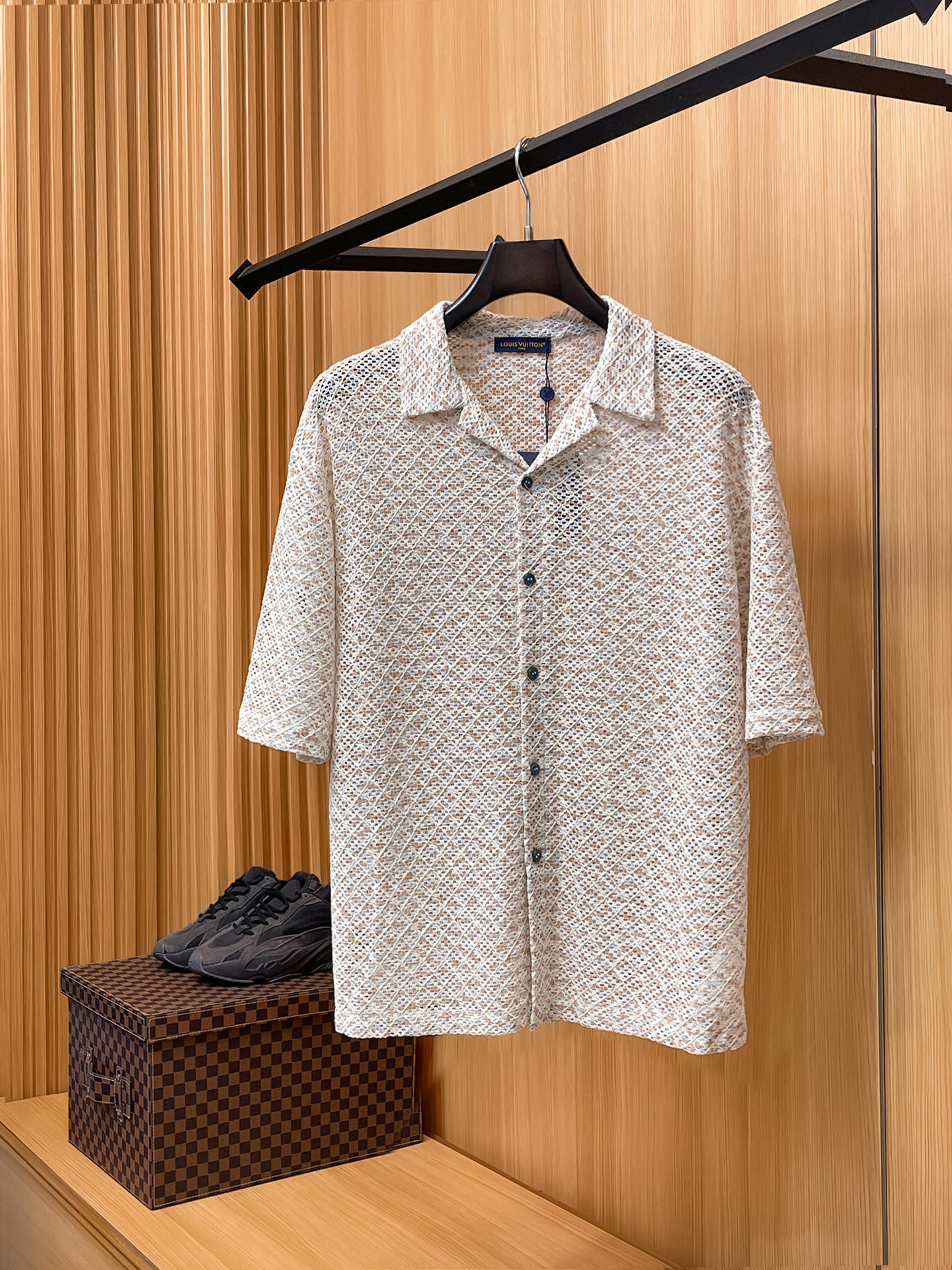 NO:835939,LV Louis Vuitton 2026 spring and summer lapel polo shirt style sweater shirt, true [old money style] highly breathable Tencel fabric, comfortable and not stuffy to wear in summer, crisp and stylish, small logo and heavy craftsmanship, simple but not simple, high-end Tencel cardigan short sleeves, pure color and simple, fashionable yet luxurious, quality is beyond doubt  The upper body effect is great, sizes M-2XL (one size larger, go smaller, can wear up to 200 pounds) shipped next day, louis vuitton, louis vuitton, shirts, T-shirt,19860909LV路易威登 2026春夏款翻领polo衬衫版型针织衫衬衣,真正【老钱风】甄选高度透气天丝面料,夏季穿着舒服不闷热,版型挺括有型,小logo重工艺搭配简约不简单,高端级天丝羊毛衫短袖 纯色简约 时尚不失奢华 品质毋庸置疑 上身效果超赞,尺码M-2XL（偏大一码,卡码往小,最大可穿200斤）隔天出货,,louis vuitton,louis vuitton,shirts,T-shirt,,Men's clothing