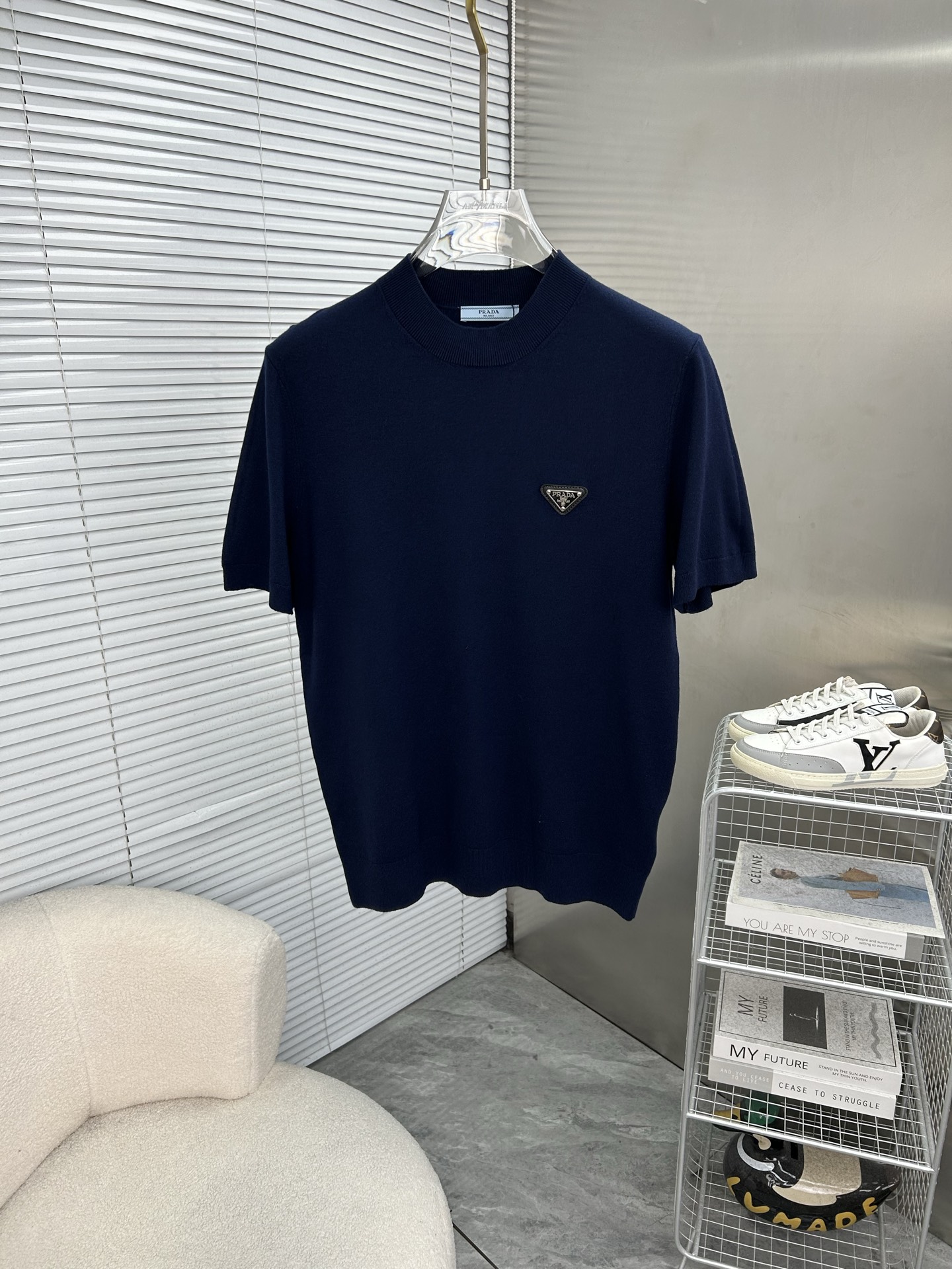 NO:910684,PRADA 2026 Spring and Summer Small Medium Collar Sweater 'Breathable and Not Stuffy' True [Old Money Style] Selected highly breathable Tencel fabric, comfortable and not stuffy to wear in summer, crisp and stylish, small logo and heavy craftsmanship, simple but not simple, high-end Tencel cardigan short sleeves, simple color, fashionable yet luxurious, quality beyond doubt  The upper body effect is great, sizes M-4XL, next day shipping, prada, prada, T-shirt,19860909PRADA普拉达 2026春夏款小中领针织衫《透气不闷热》真正【老钱风】甄选高度透气天丝面料,夏季穿着舒服不闷热,版型挺括有型,小logo重工艺搭配简约不简单,高端级天丝羊毛衫短袖 纯色简约 时尚不失奢华 品质毋庸置疑 上身效果超赞,尺码M-4XL,隔天出货,,prada,prada,T-shirt,,Men's clothing