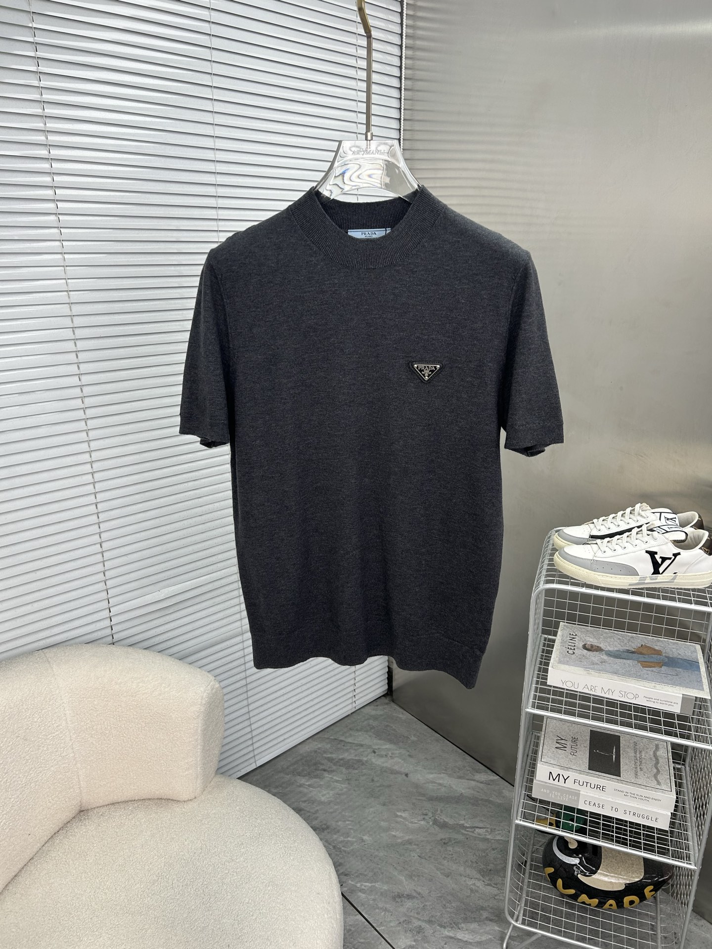 NO:937119,PRADA 2026 Spring and Summer Small Medium Collar Sweater 'Breathable and Not Stuffy' True [Old Money Style] Selected highly breathable Tencel fabric, comfortable and not stuffy to wear in summer, crisp and stylish, small logo and heavy craftsmanship, simple but not simple, high-end Tencel cardigan short sleeves, simple color, fashionable yet luxurious, quality beyond doubt  The upper body effect is great, sizes M-4XL, next day shipping, prada, prada, T-shirt,19860909PRADA普拉达 2026春夏款小中领针织衫《透气不闷热》真正【老钱风】甄选高度透气天丝面料,夏季穿着舒服不闷热,版型挺括有型,小logo重工艺搭配简约不简单,高端级天丝羊毛衫短袖 纯色简约 时尚不失奢华 品质毋庸置疑 上身效果超赞,尺码M-4XL,隔天出货,,prada,prada,T-shirt,,Men's clothing