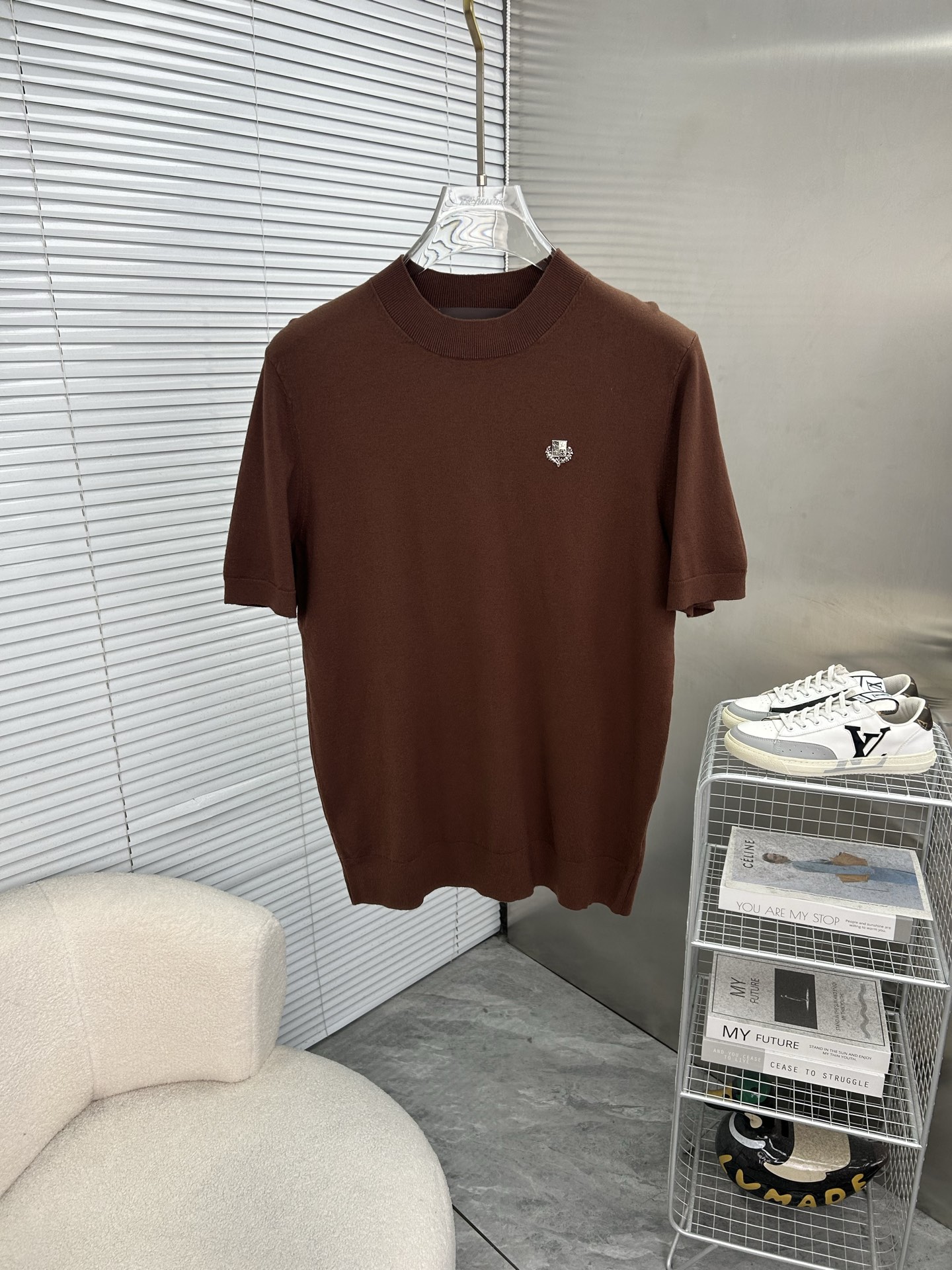 NO:910732,LP Nuoyoupianya 2026 spring and summer small middle collar sweater 'breathable but not stuffy' is truly [old money style] highly breathable Tencel fabric, comfortable and not stuffy to wear in summer, crisp and stylish, small logo and heavy craftsmanship, simple and not simple, high-end Tencel woolen short-sleeved sweater, pure color and simple, fashionable yet luxurious, quality is beyond doubt, the upper body effect is great, size M-4XL, shipped next day, loro  piana,T-shirt,19860909LP诺悠翩雅 2026春夏款小中领针织衫《透气不闷热》真正【老钱风】甄选高度透气天丝面料,夏季穿着舒服不闷热,版型挺括有型,小logo重工艺搭配简约不简单,高端级天丝羊毛衫短袖 纯色简约 时尚不失奢华 品质毋庸置疑 上身效果超赞,尺码M-4XL,隔天出货,,loro piana,T-shirt,,Men's clothing